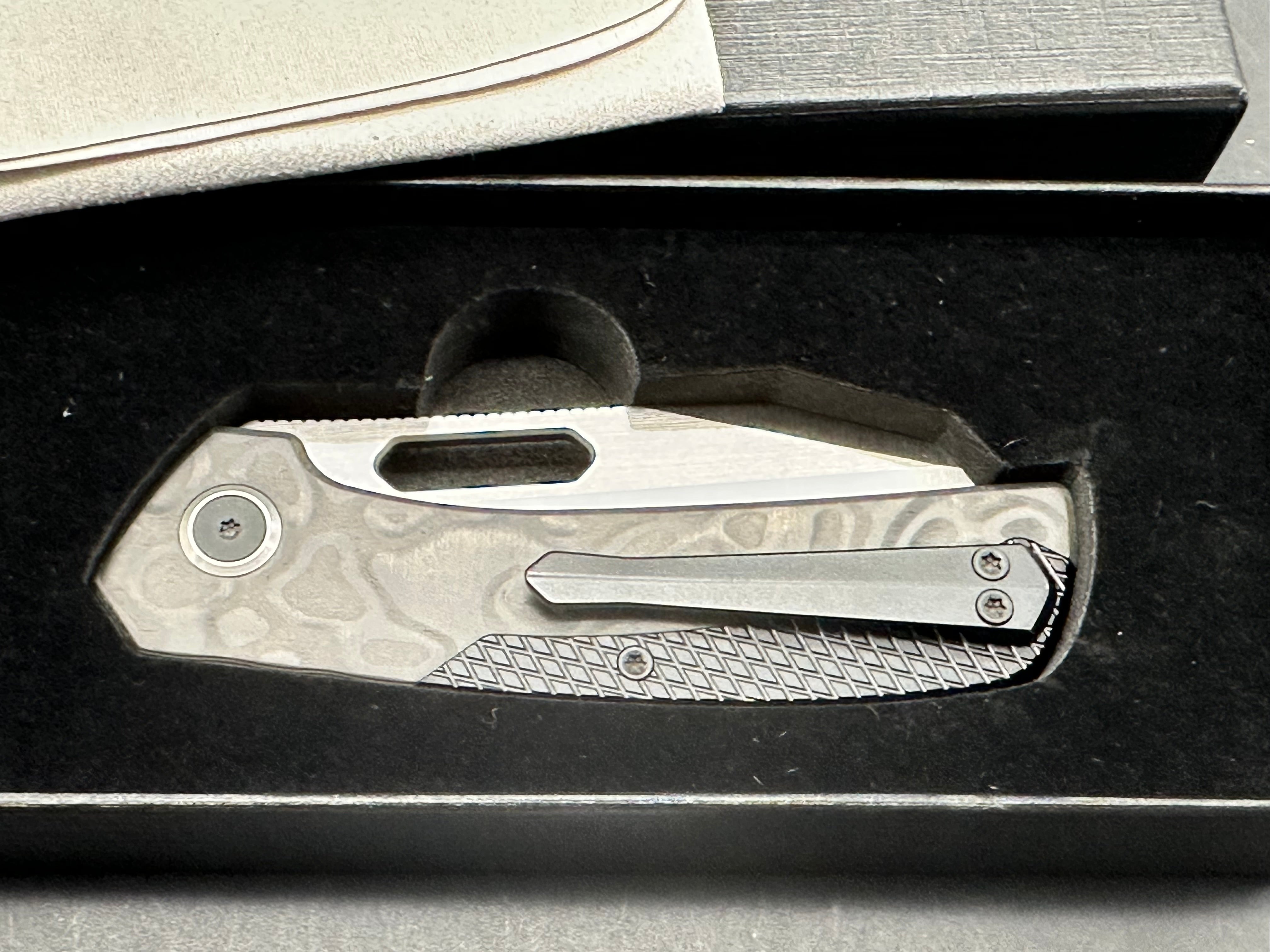 Divo Fireball Camo carbon scales w/S90V blade