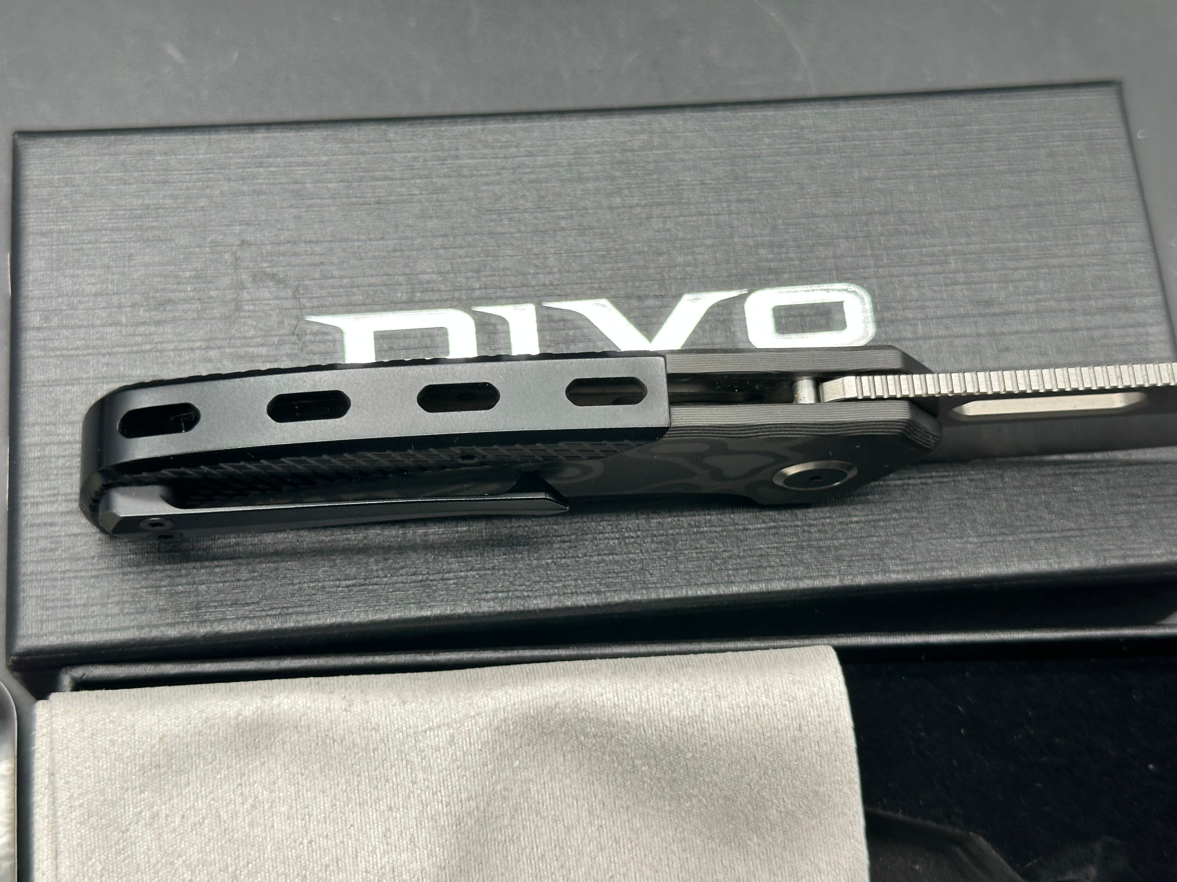 Divo Fireball Camo carbon scales w/S90V blade