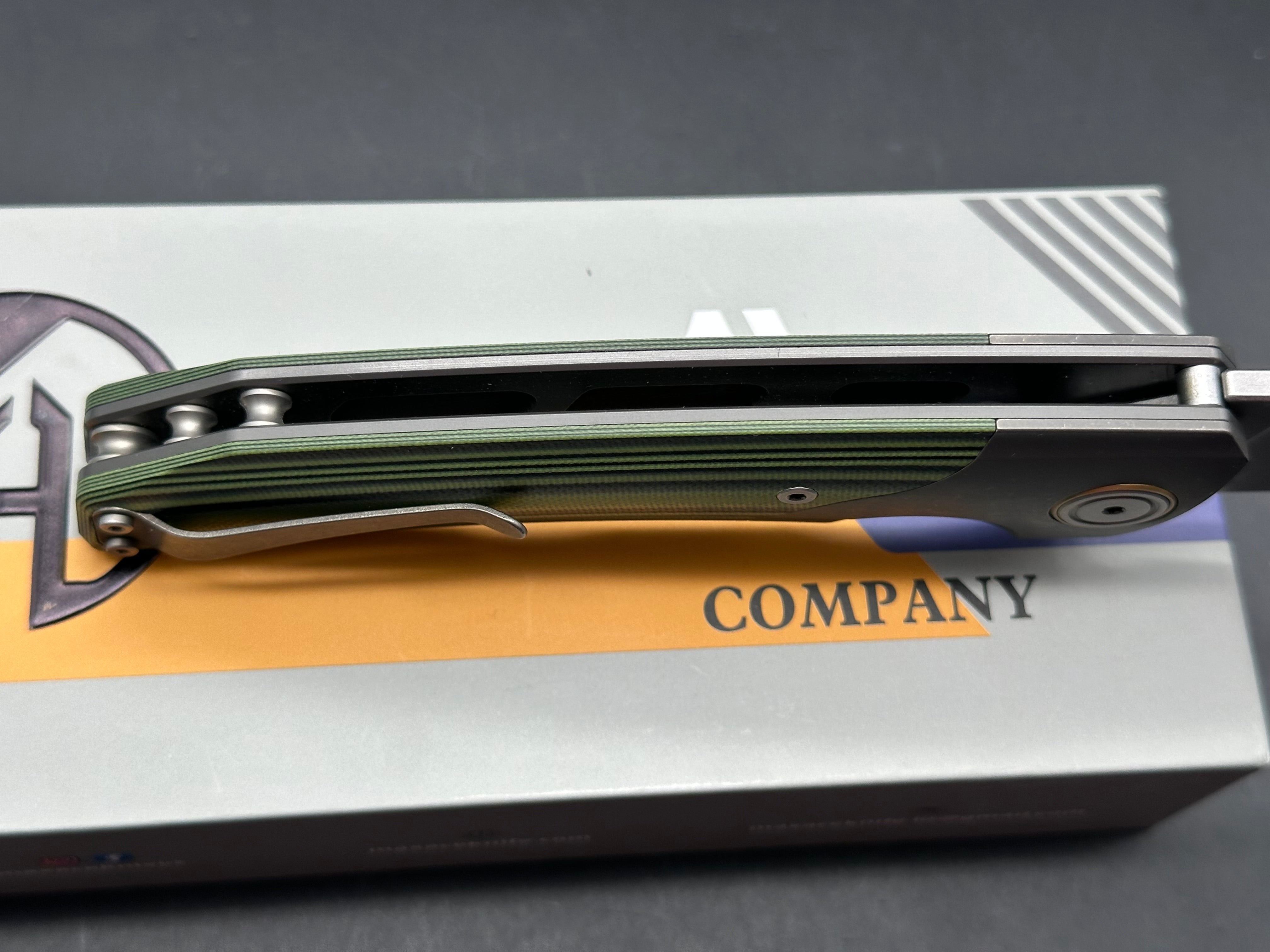 Maxace Goliath 2.0 Bohler K110 stainless blade. Green & Black G10 handle. Titanium bolsters