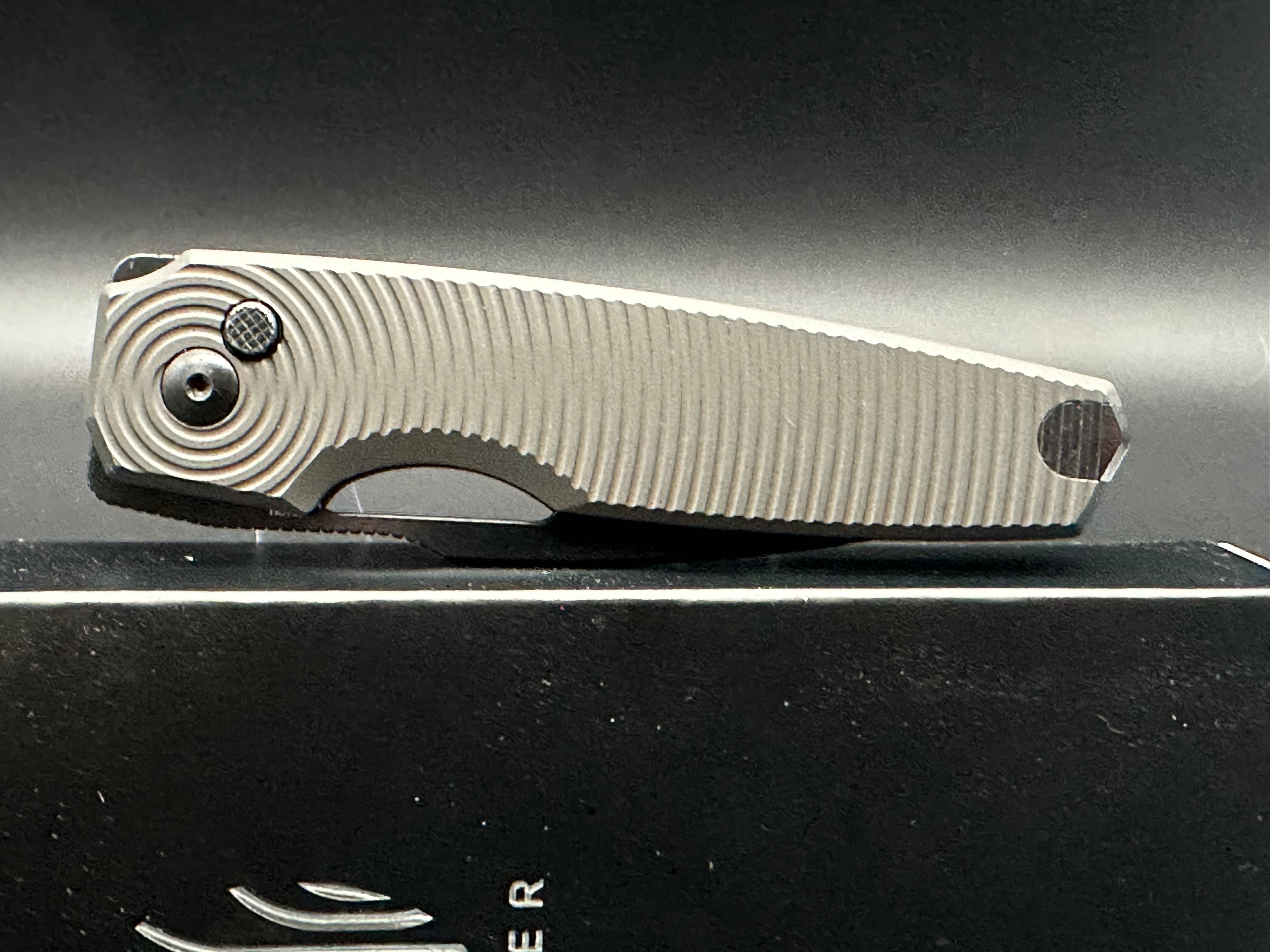 KIZER DOGFISH BUTTON LOCK FOLDING KNIFE BLACK ALUMINUM HANDLE 154CM DROP POINT PLAIN BLACK BLADE V3640C1