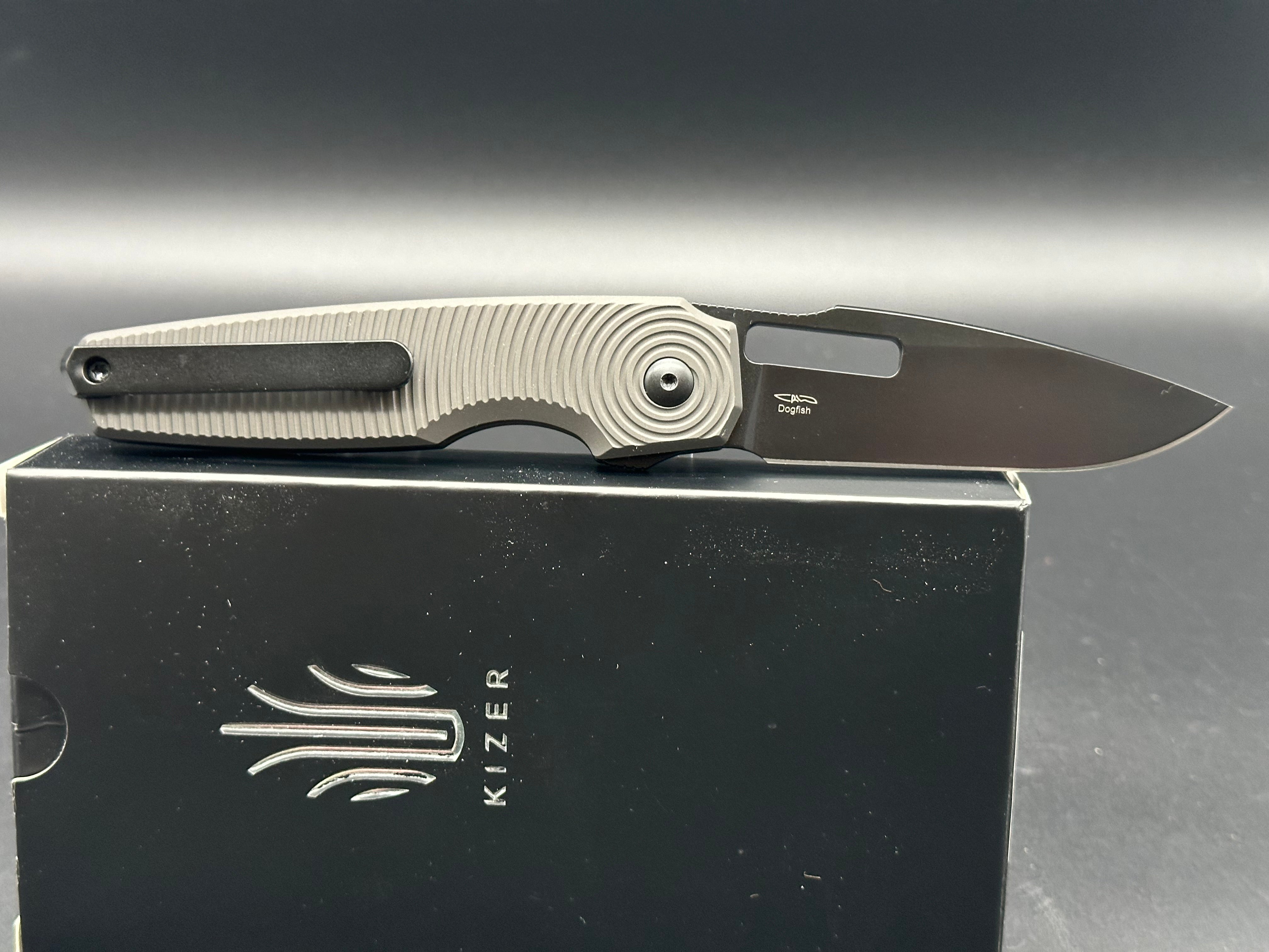 KIZER DOGFISH BUTTON LOCK FOLDING KNIFE BLACK ALUMINUM HANDLE 154CM DROP POINT PLAIN BLACK BLADE V3640C1