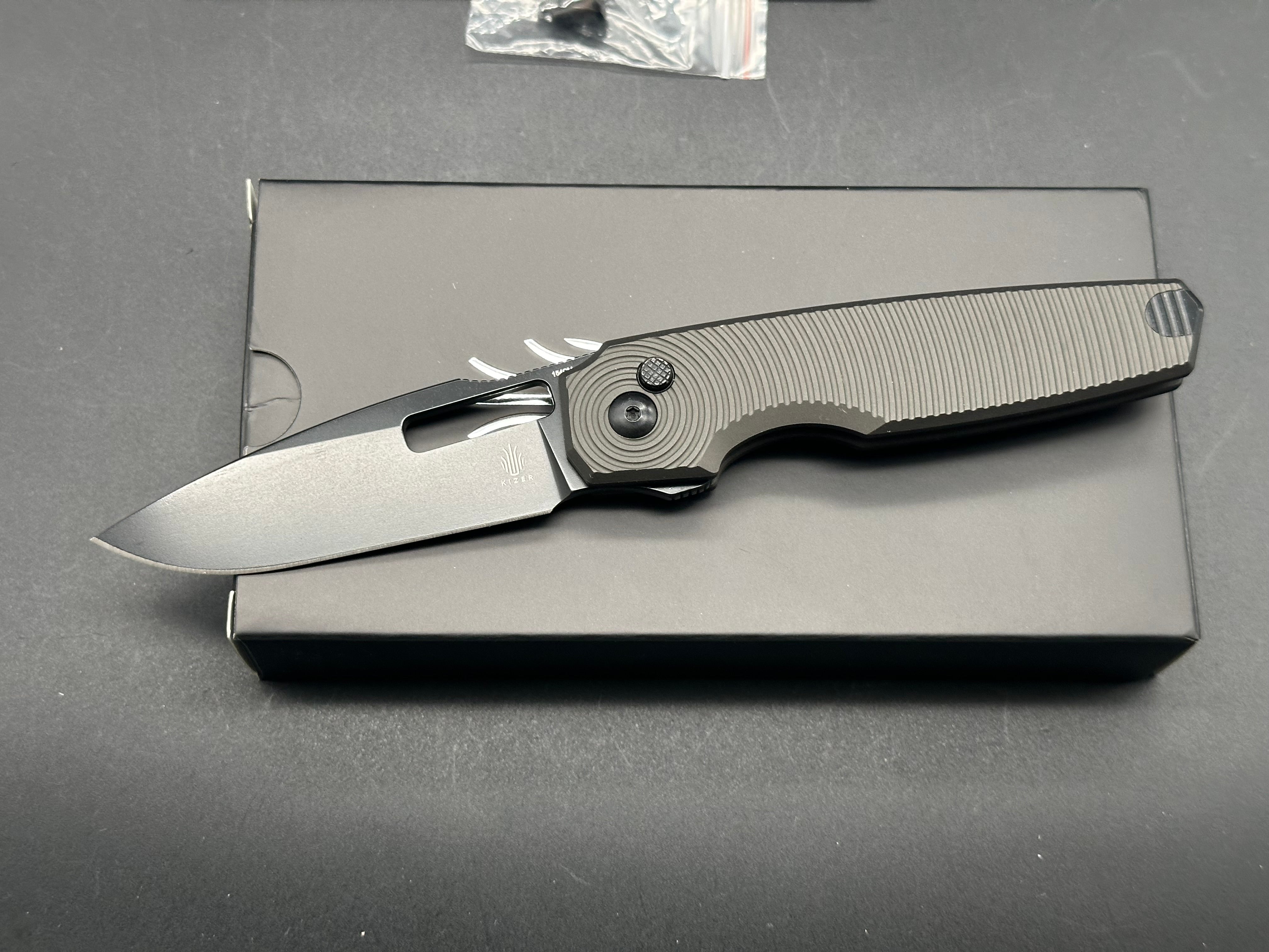 KIZER DOGFISH BUTTON LOCK FOLDING KNIFE BLACK ALUMINUM HANDLE 154CM DROP POINT PLAIN BLACK BLADE V3640C1