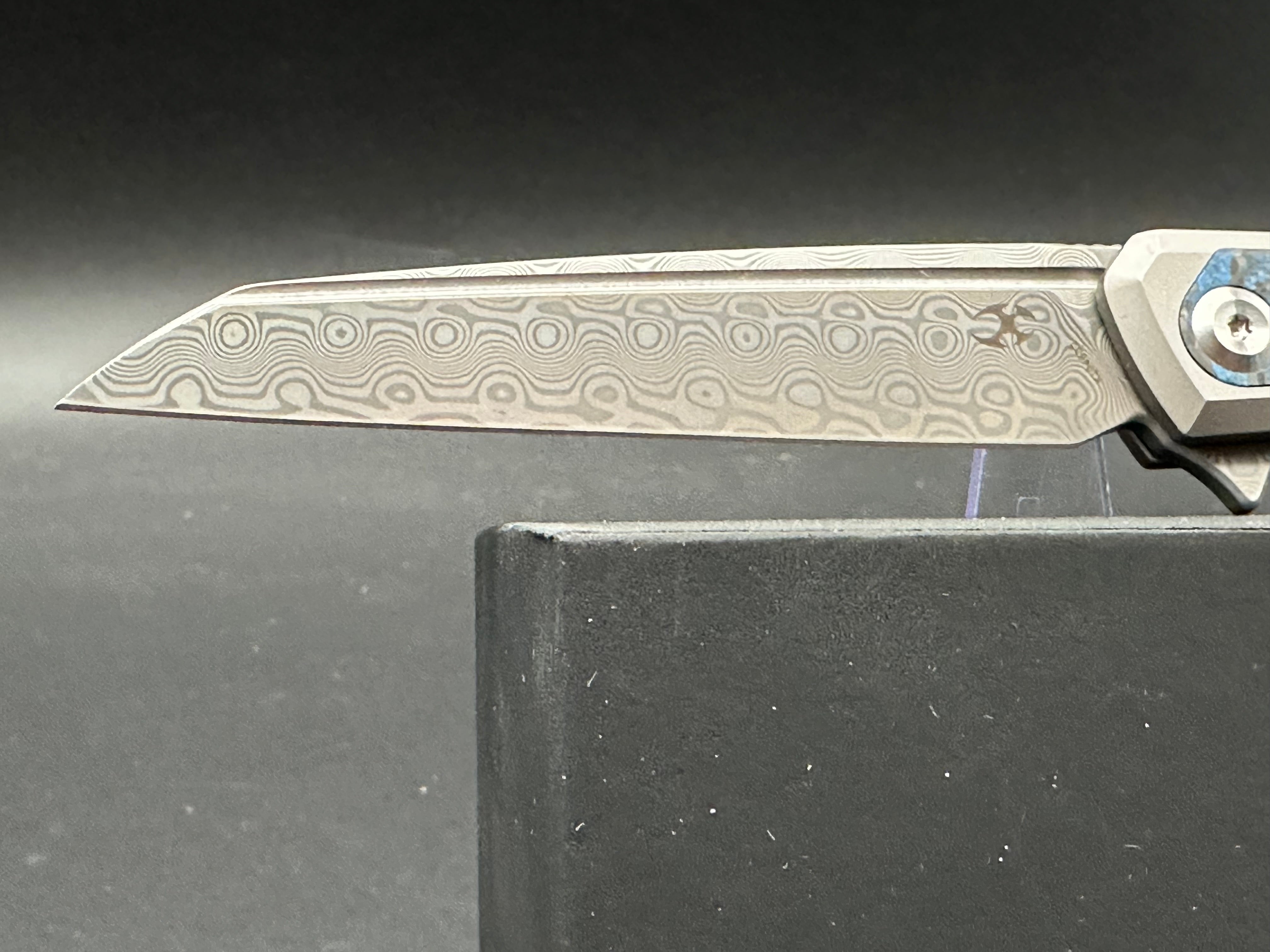 KANSEPT ARCUS FOLDING KNIFE BEAD BLAST TITANIUM/BLUE ROSE PATTERN CARBON FIBER HANDLE DAMASCUS PLAIN