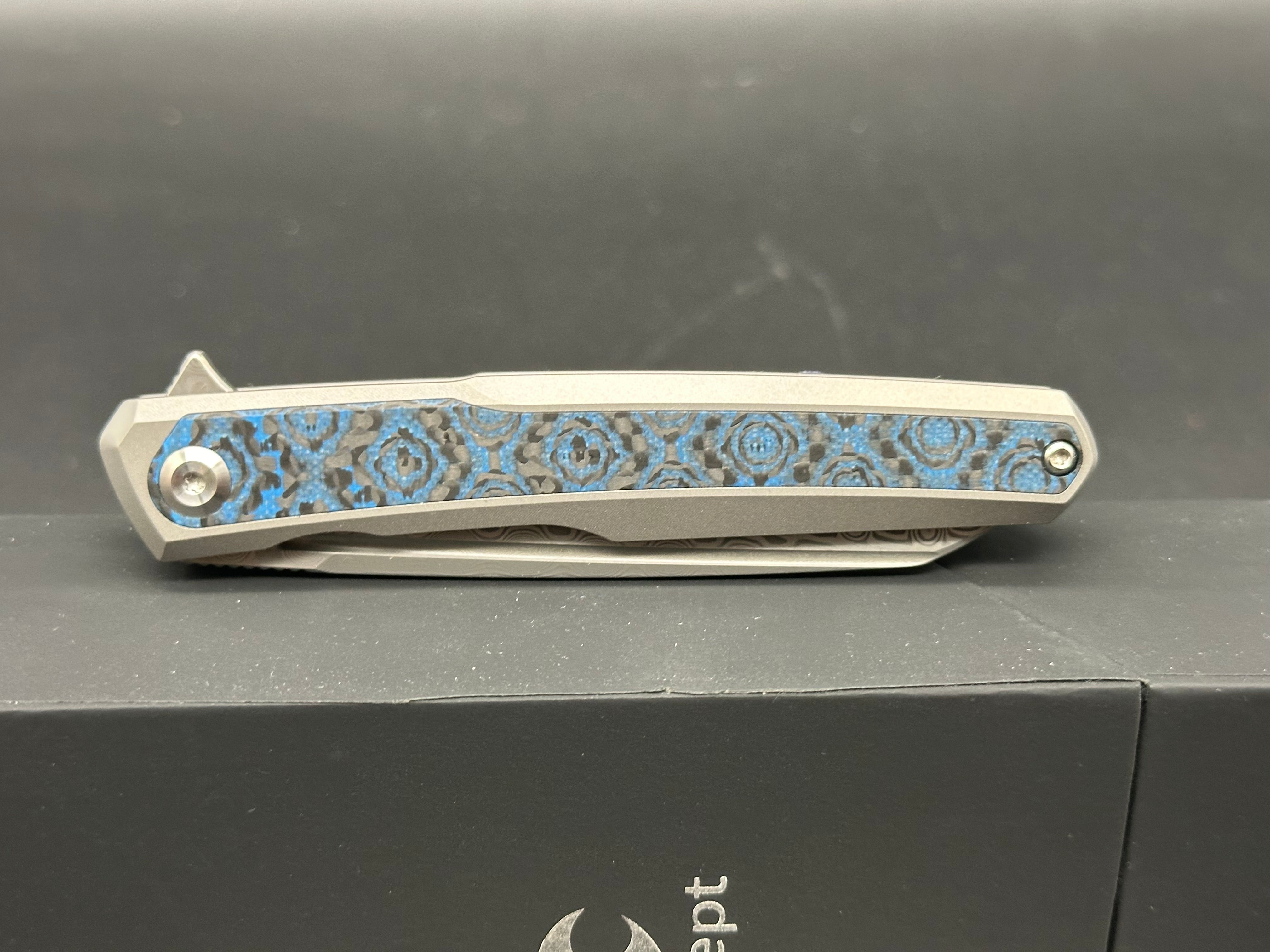 KANSEPT ARCUS FOLDING KNIFE BEAD BLAST TITANIUM/BLUE ROSE PATTERN CARBON FIBER HANDLE DAMASCUS PLAIN