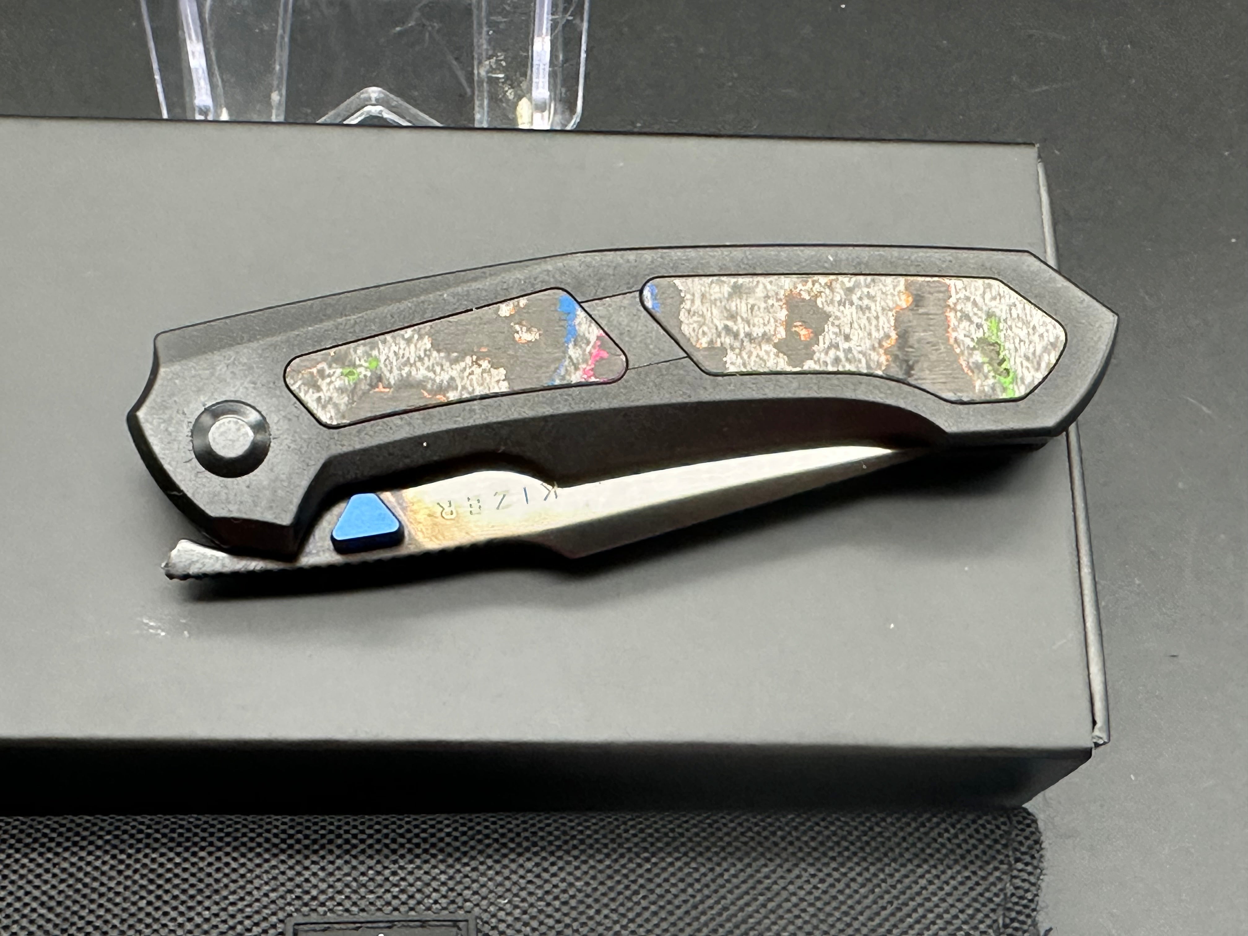 Kizer FEWEED | S45VN | TITANIUM CAMO CARBON 80S