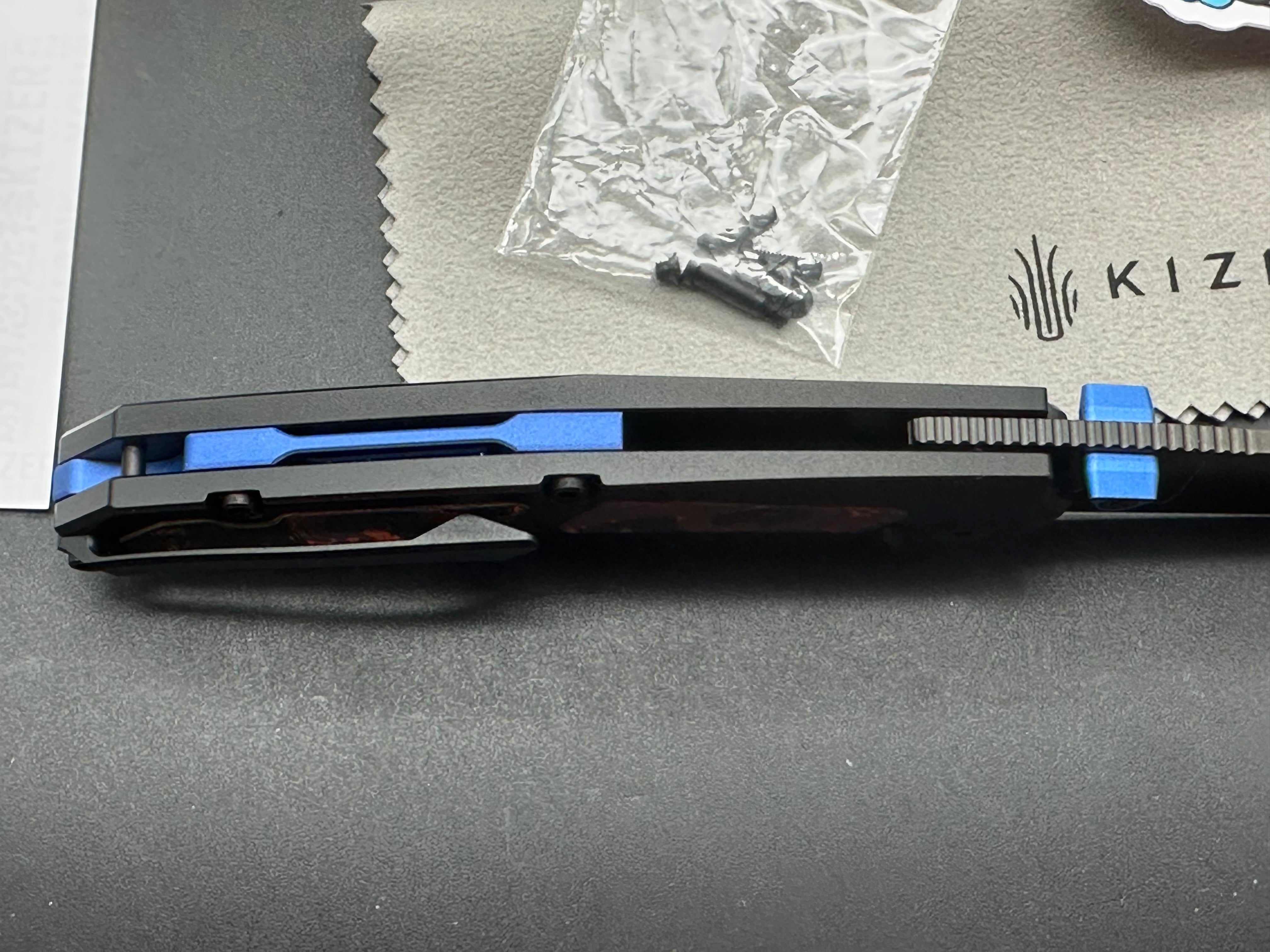 Kizer FEWEED | S45VN | TITANIUM CAMO CARBON 80S