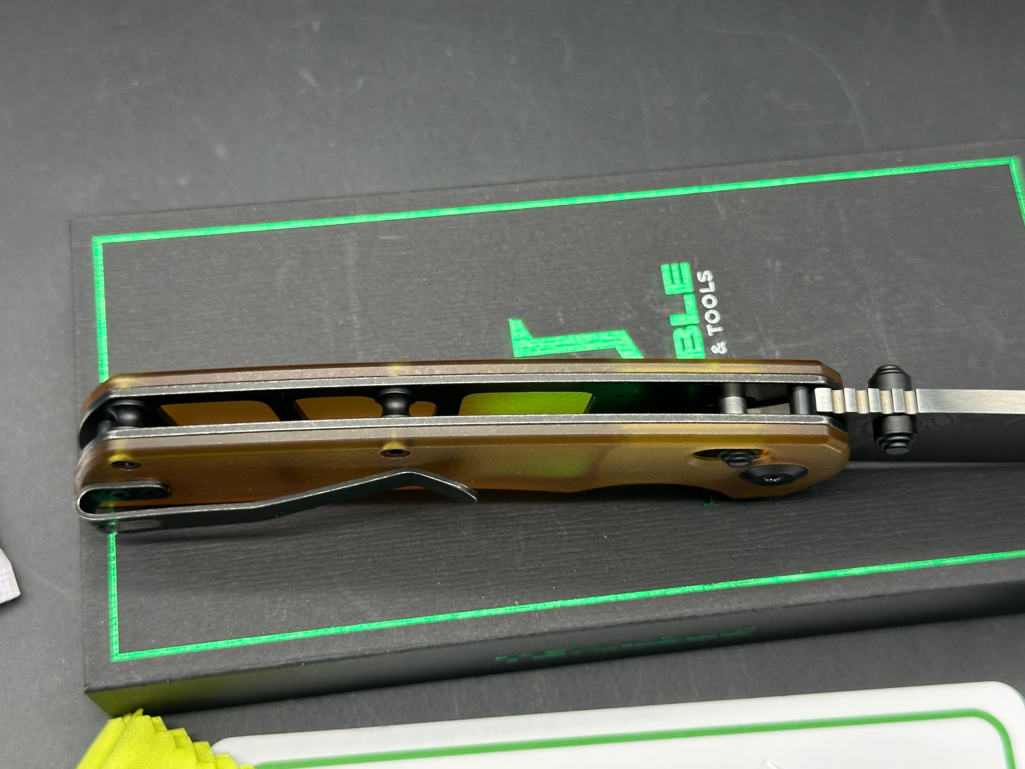 TENABLE KRYO FOLDING KNIFE AMBER PEI/ULTEM HANDLE DAMASCUS DROP POINT PLAIN EDGE