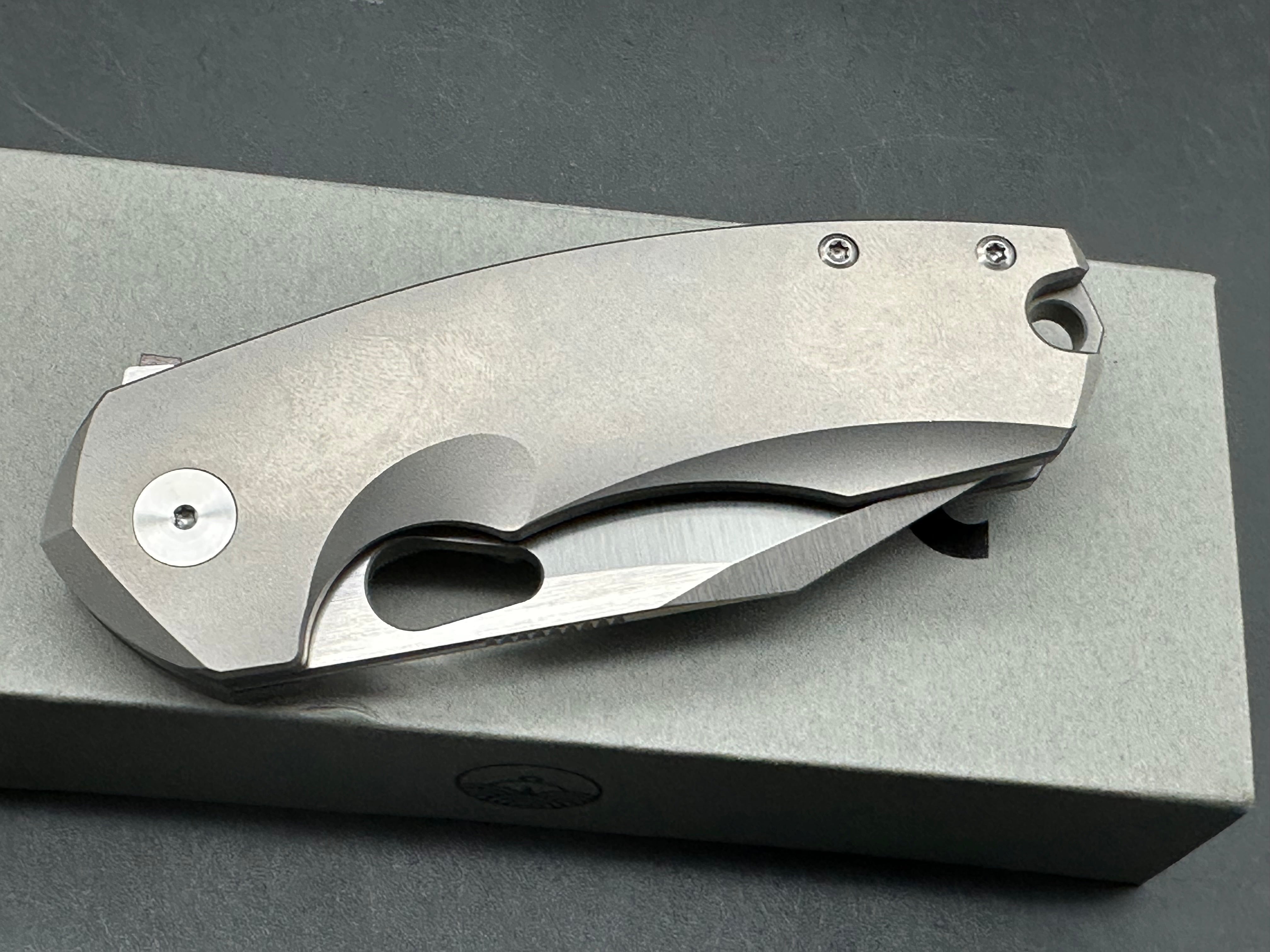 Urban EDC Becerro, Belt Satin S90V Blade, Bead-Blasted Ti Handles