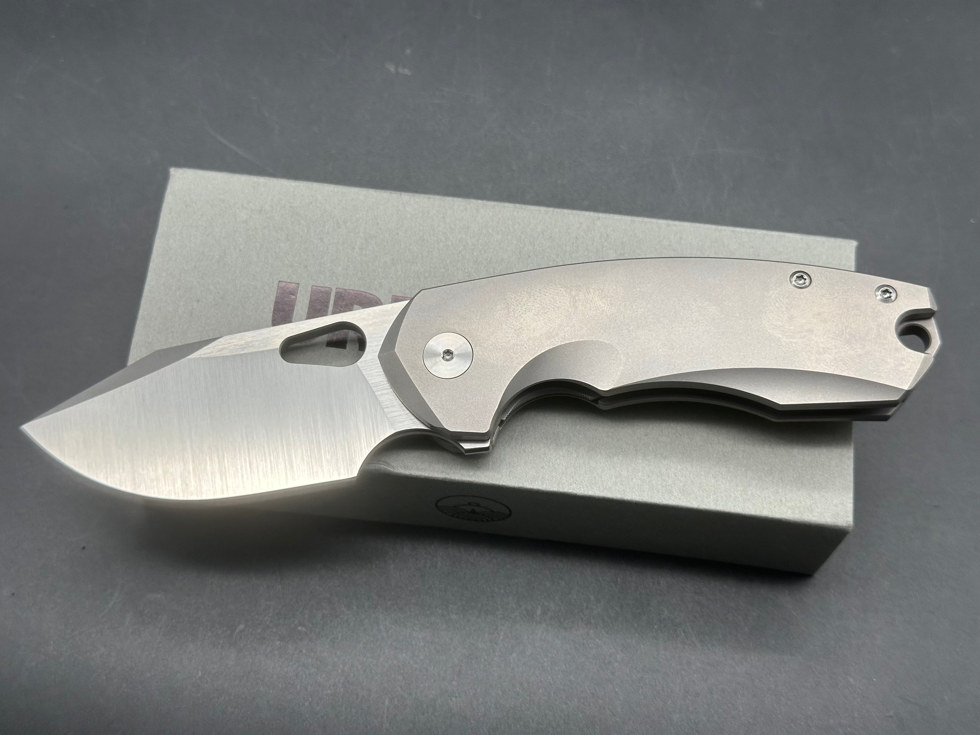 Urban EDC Becerro, Belt Satin S90V Blade, Bead-Blasted Ti Handles
