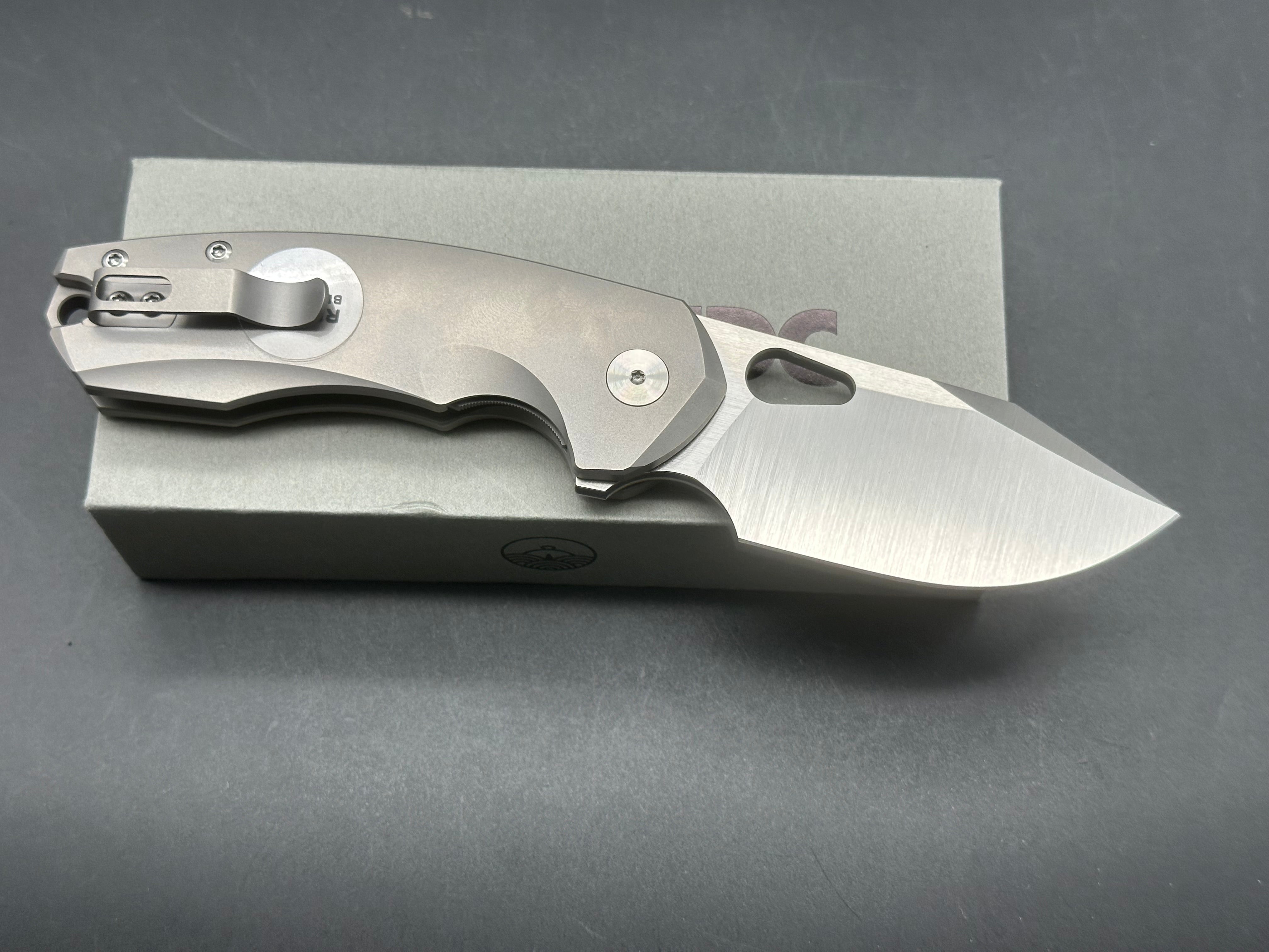 Urban EDC Becerro, Belt Satin S90V Blade, Bead-Blasted Ti Handles