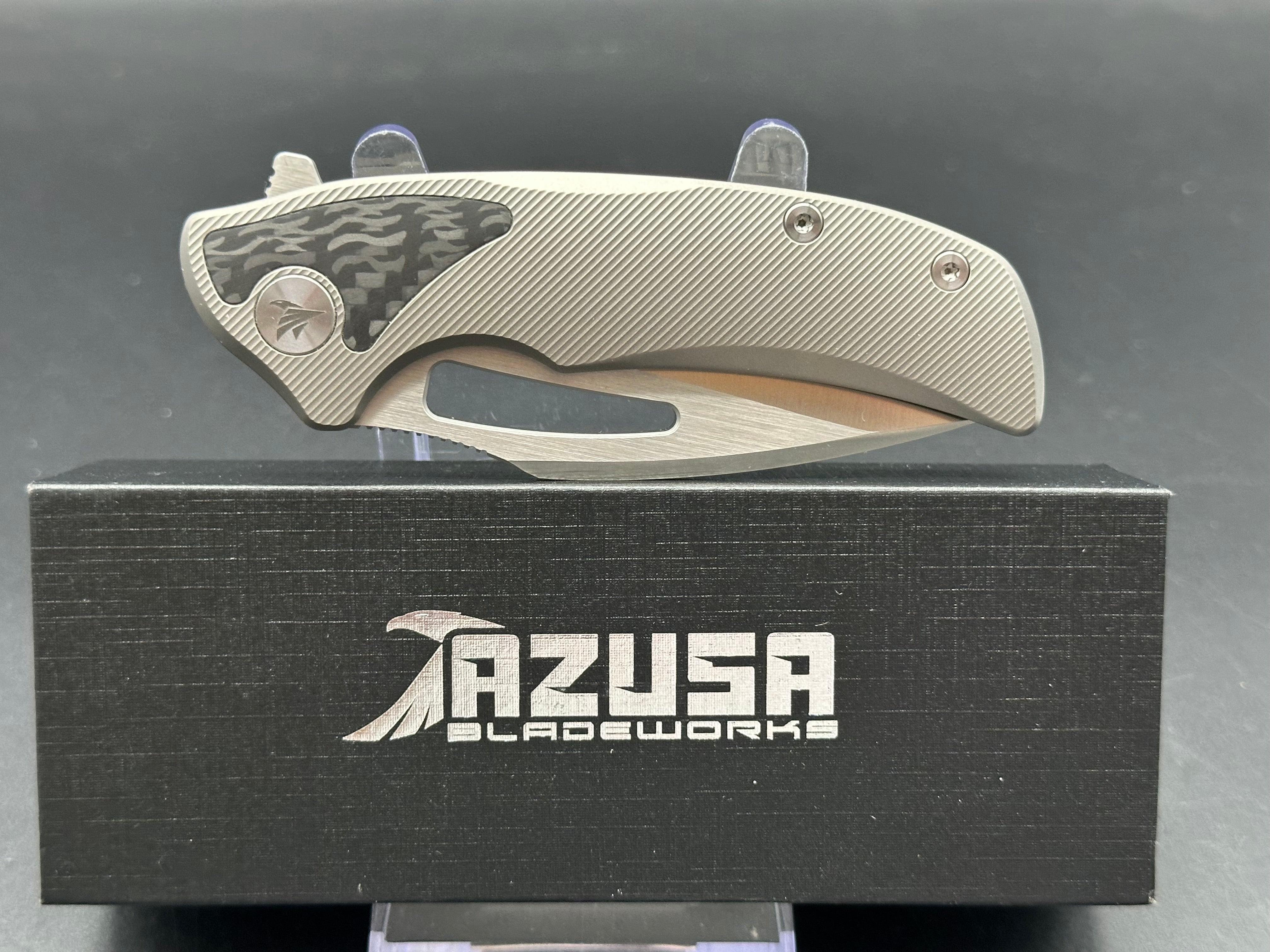 Asuza Blitzkrieg titanium/CF handle w/M390 blade