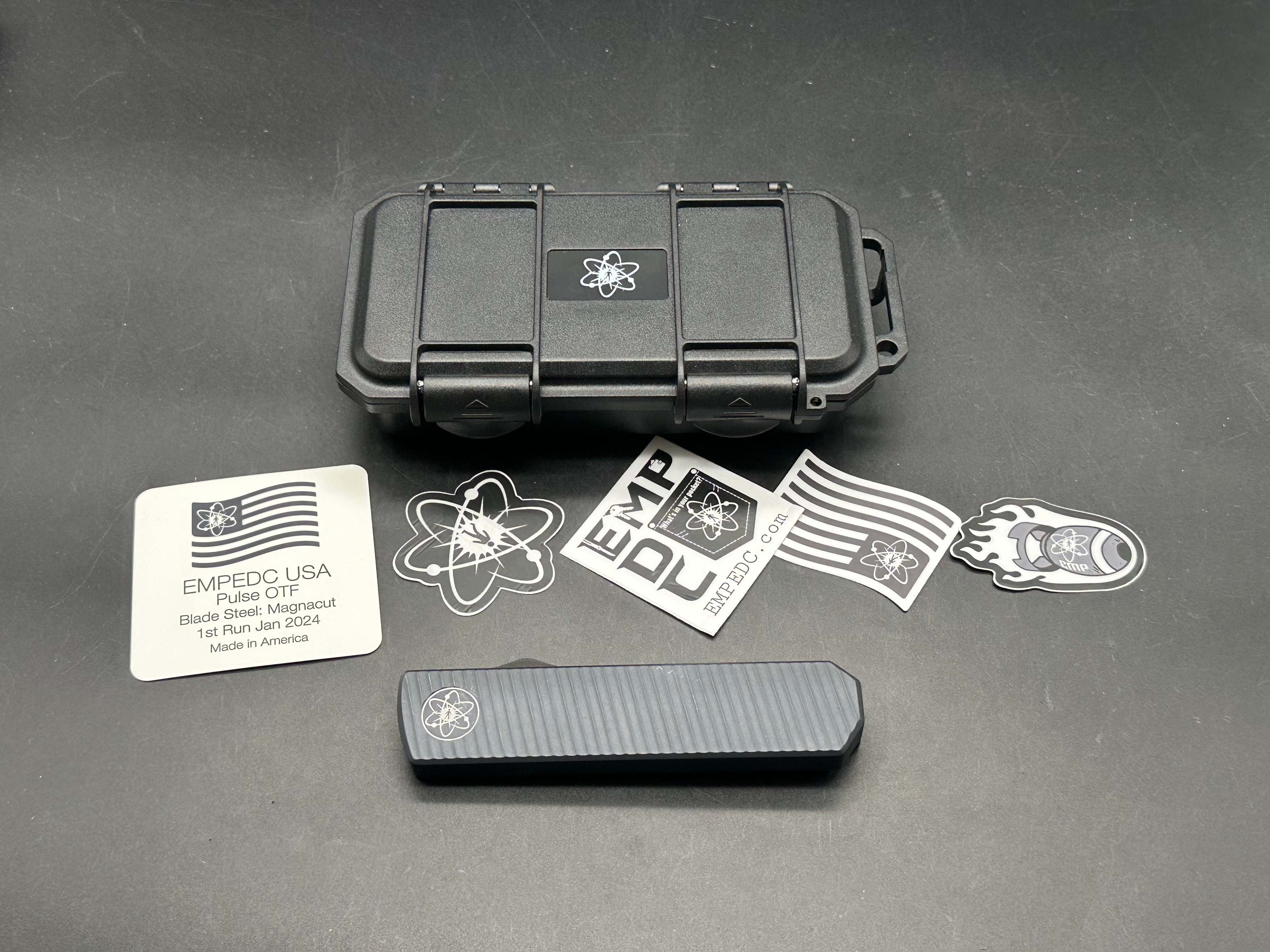 Emp EDC pulse OTF - bluish grey handle and stonewashed blade - reverse tanto magnacut blade