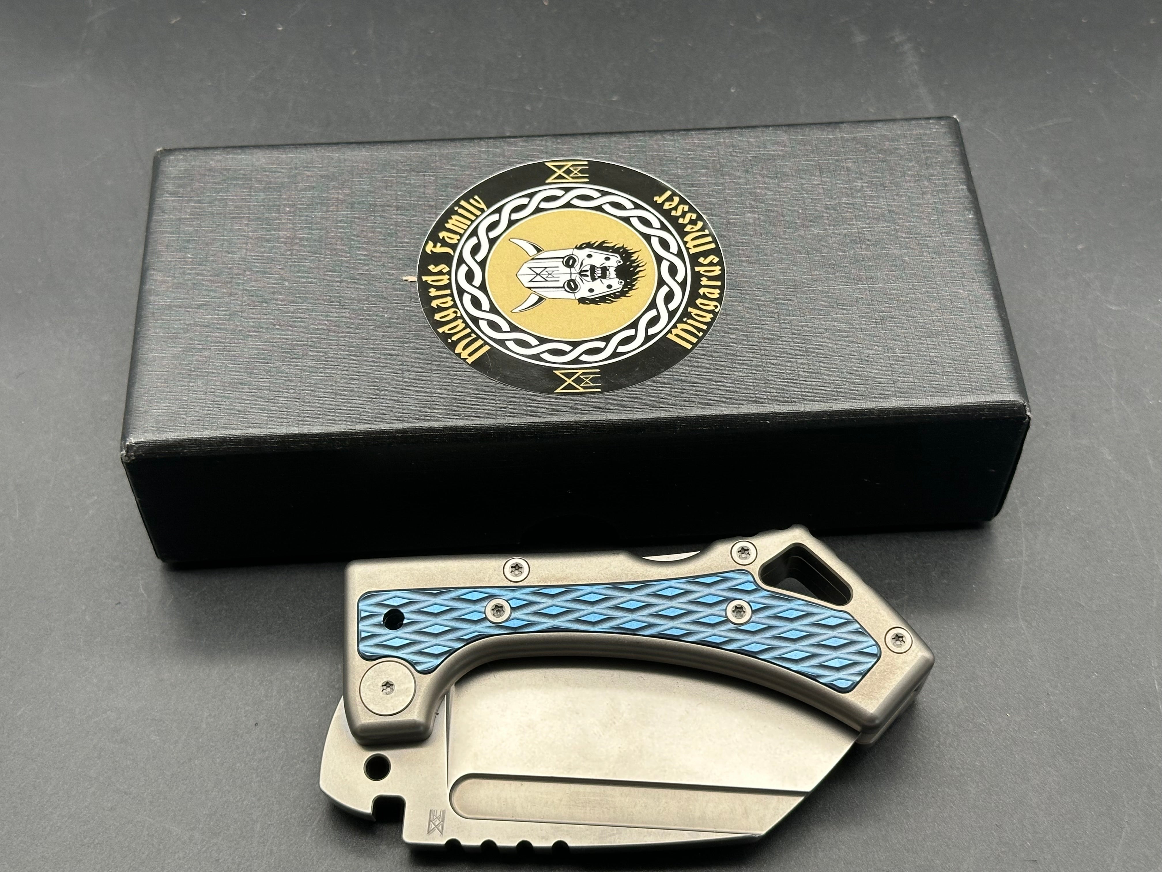 Midgards Messer - Nerthus/Grey Milled Ti Frame + Blue Ti Inlays & Clip