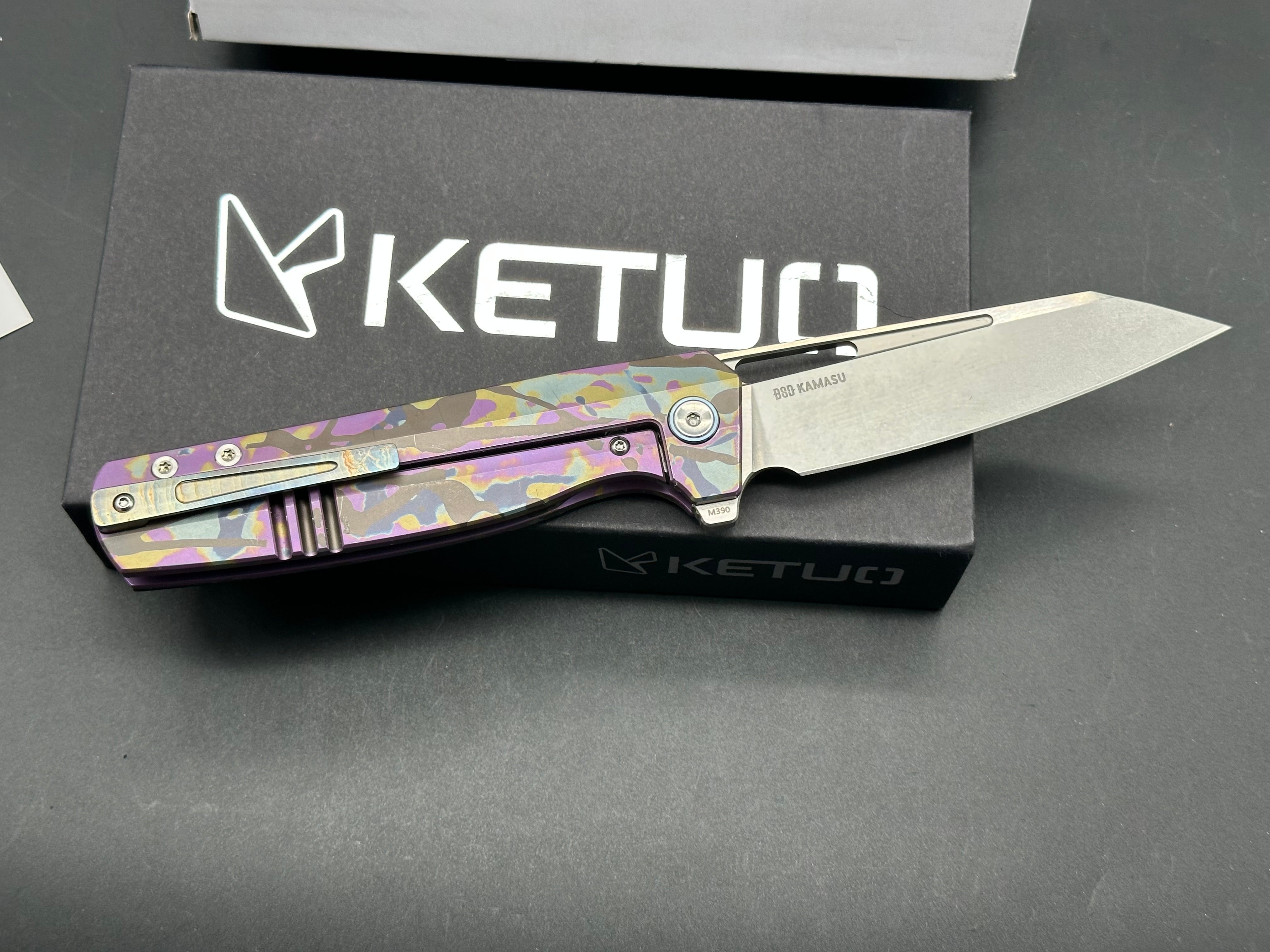 Ketuo Knives - Kamasu LE (20pcs)/Shred Carbon Showside Inlay w/Custom "Camo" Print Ti Frame