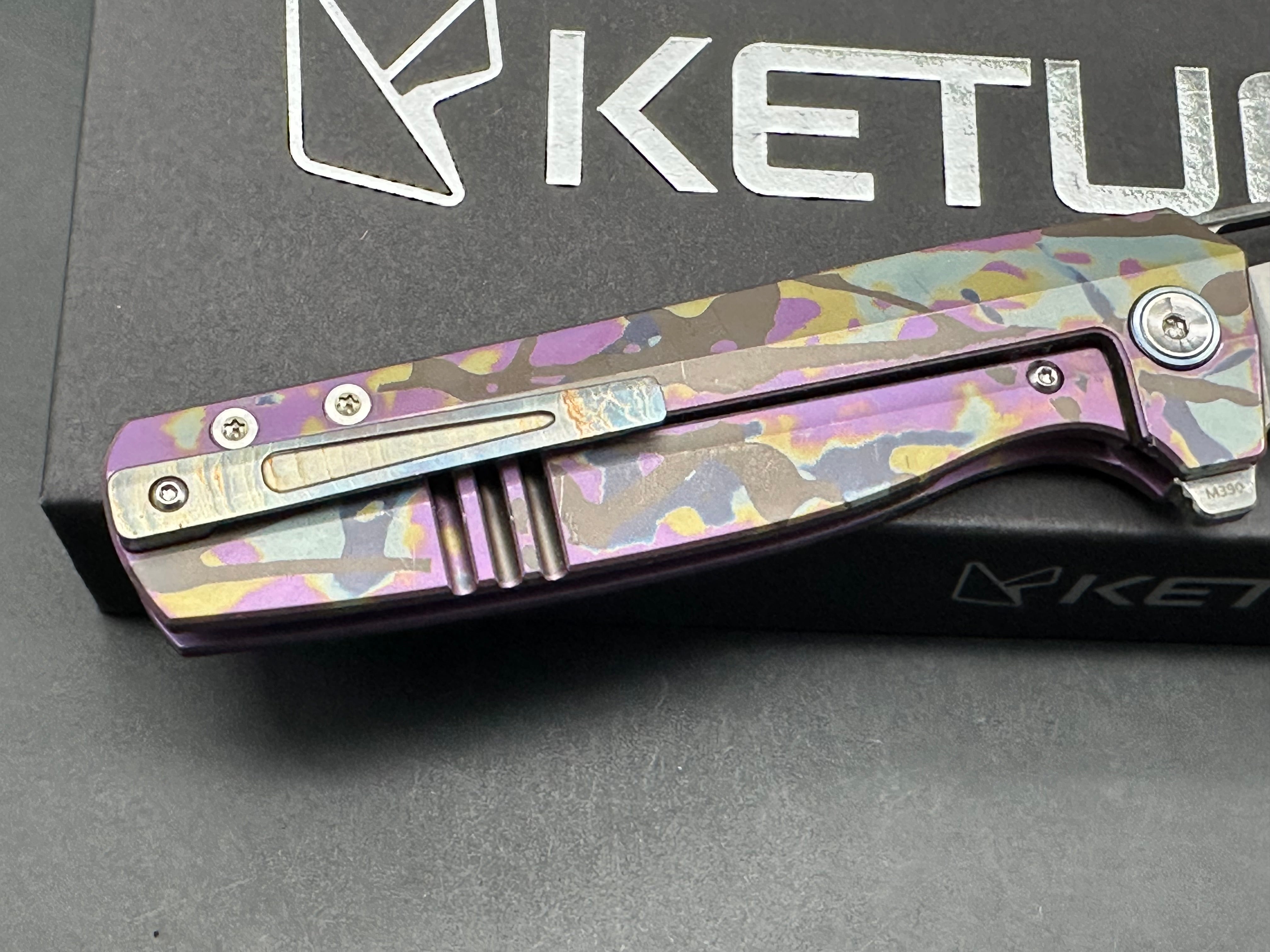 Ketuo Knives - Kamasu LE (20pcs)/Shred Carbon Showside Inlay w/Custom "Camo" Print Ti Frame