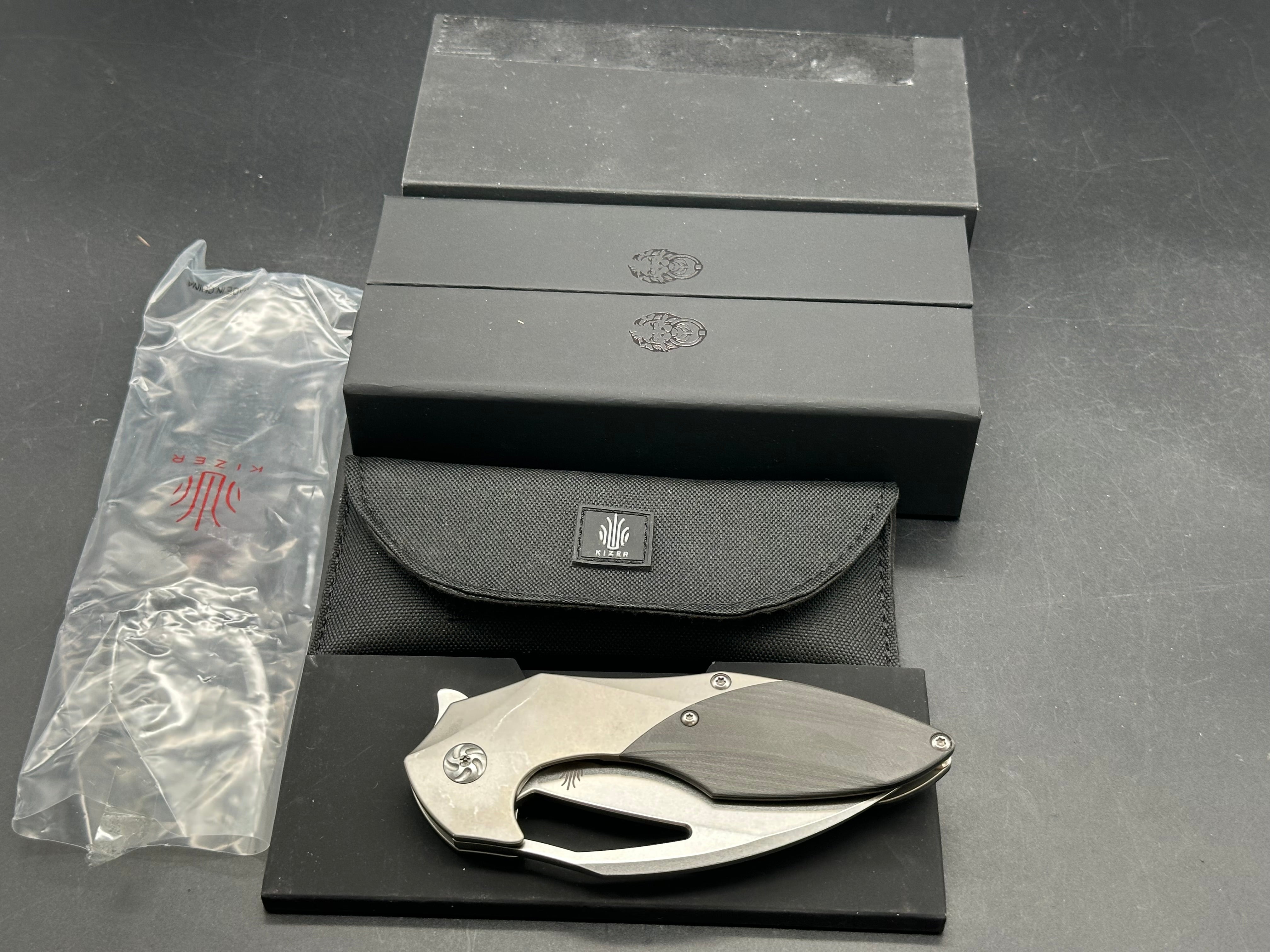 Kizer Megatherium Elijah Isham design 3.625 flat grind, stonewash CPM-S35VN Wharncliffe blade Carbon fiber and titanium handle. Titanium clip