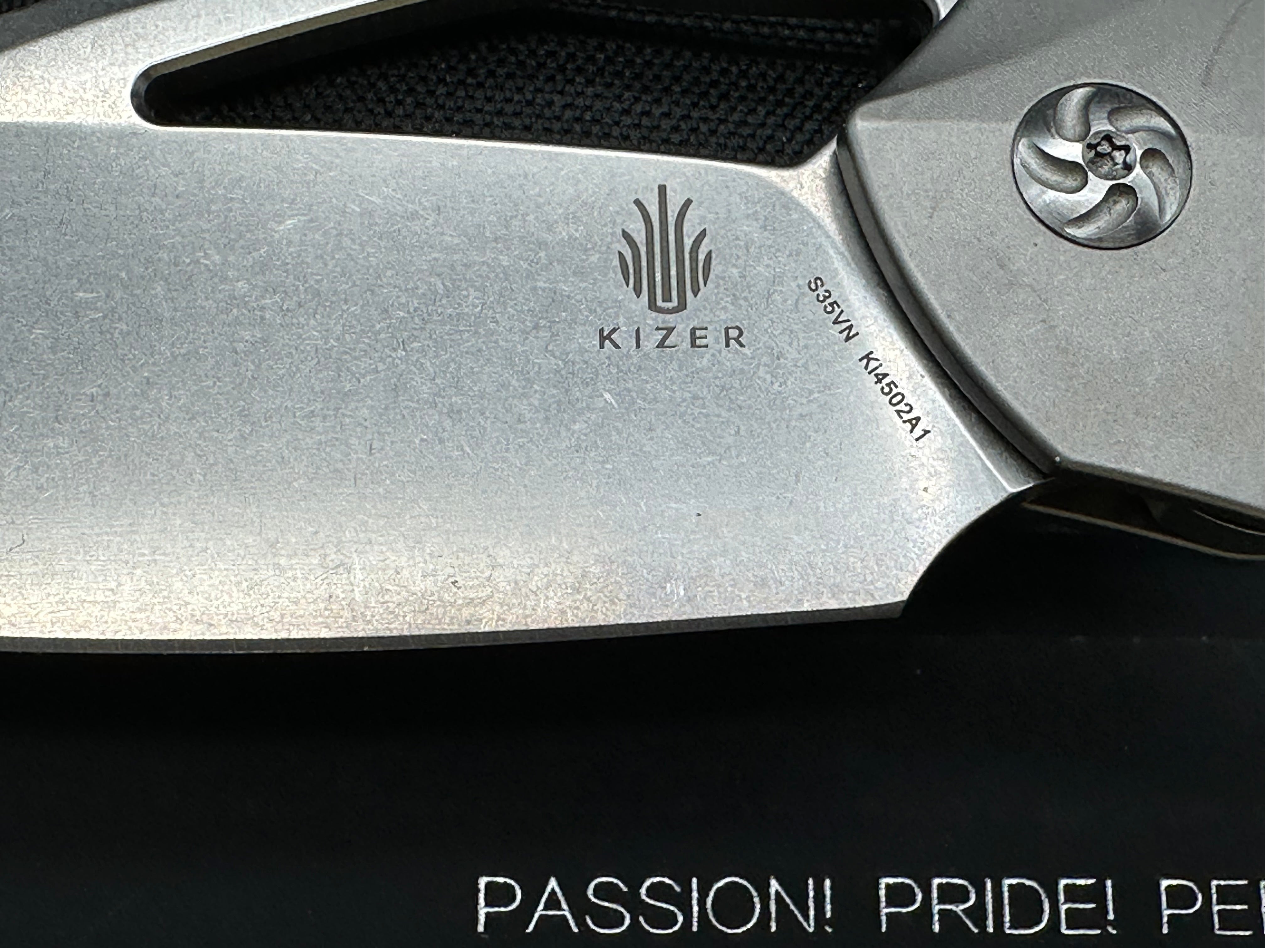 Kizer Megatherium Elijah Isham design 3.625 flat grind, stonewash CPM-S35VN Wharncliffe blade Carbon fiber and titanium handle. Titanium clip