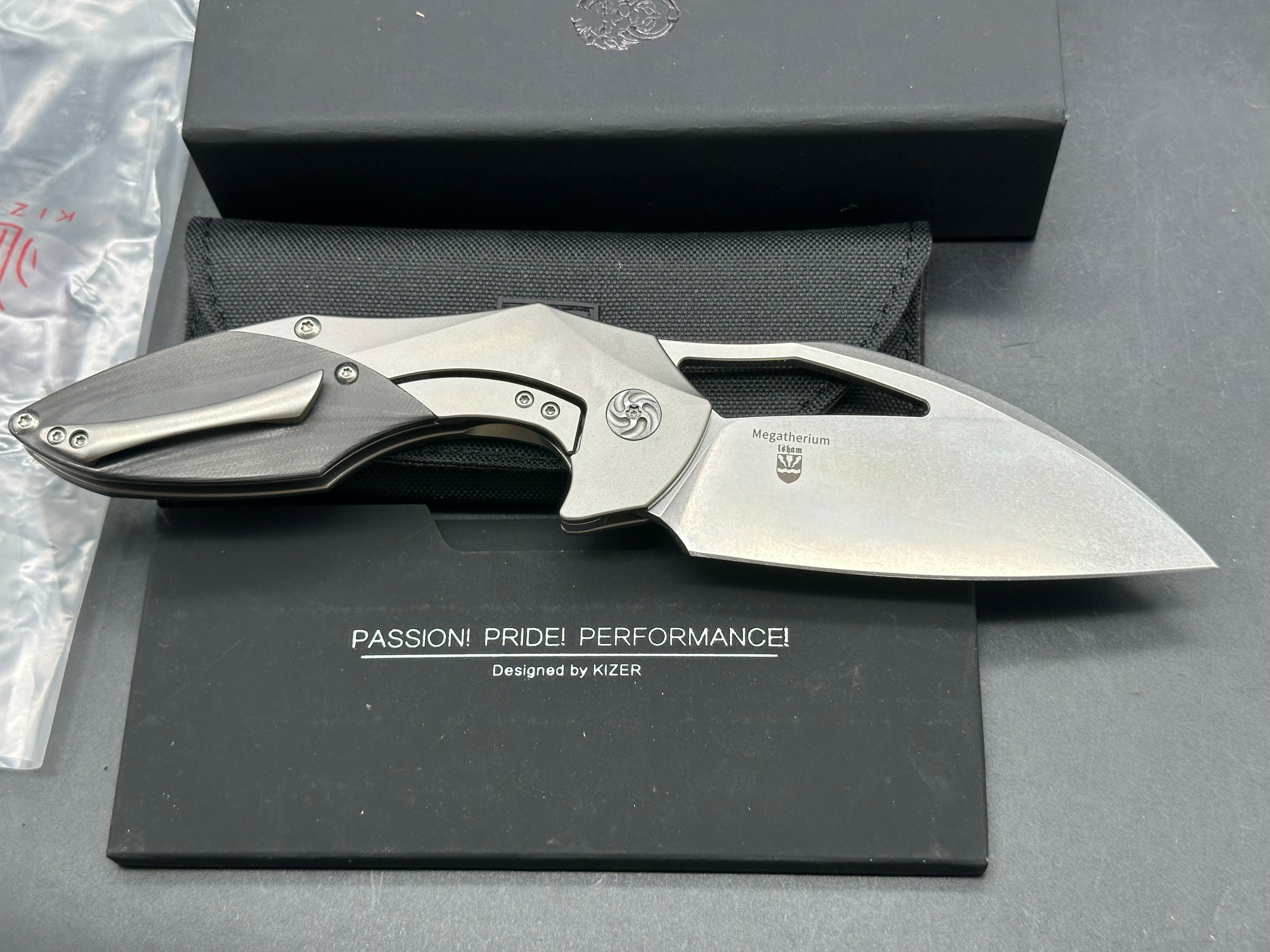 Kizer Megatherium Elijah Isham design 3.625 flat grind, stonewash CPM-S35VN Wharncliffe blade Carbon fiber and titanium handle. Titanium clip