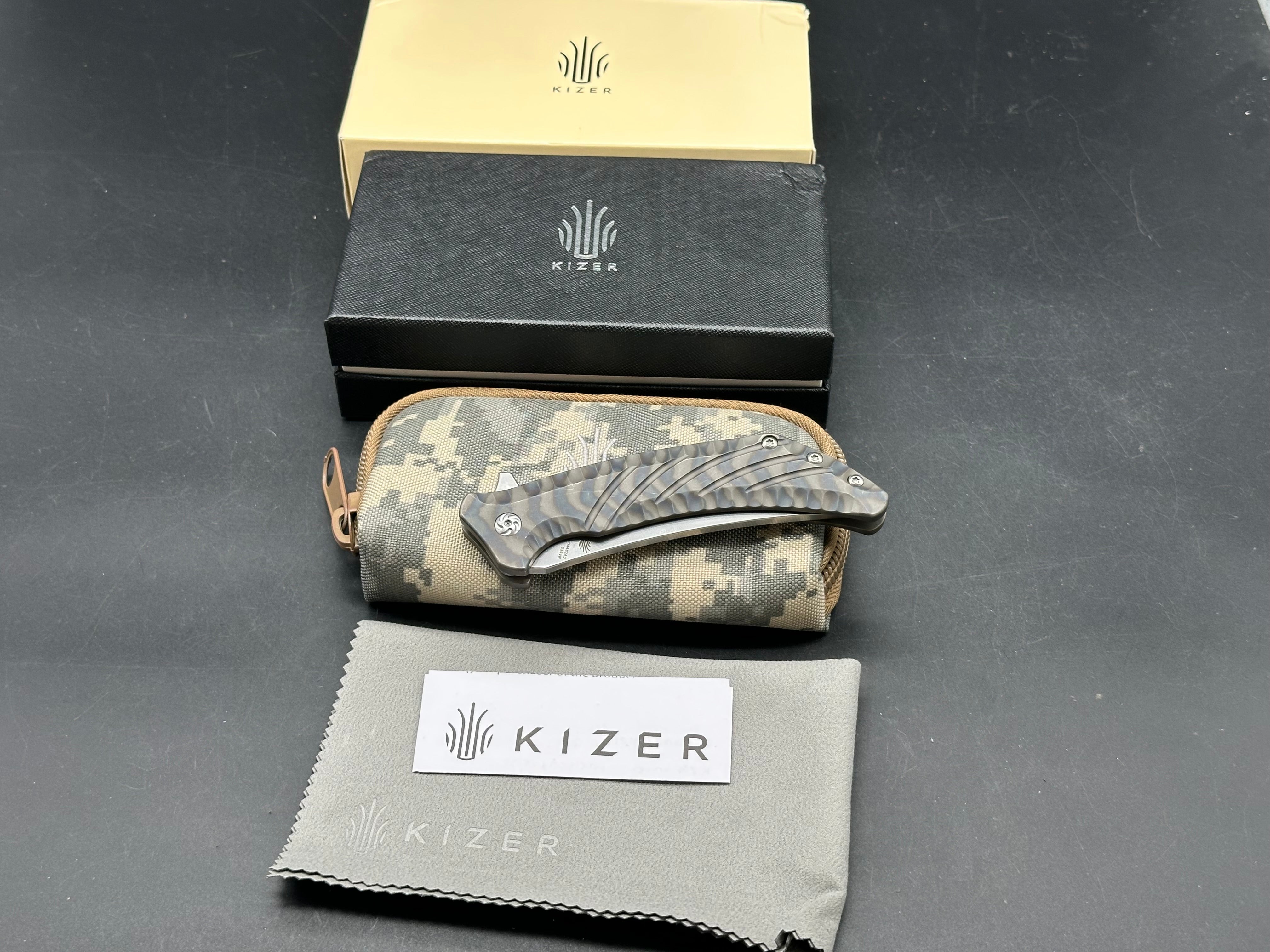 Kizer Nomad Dirk Pinkerton design 3.75 trailing point, flat grind, satin CPM-S35VN upswept blade