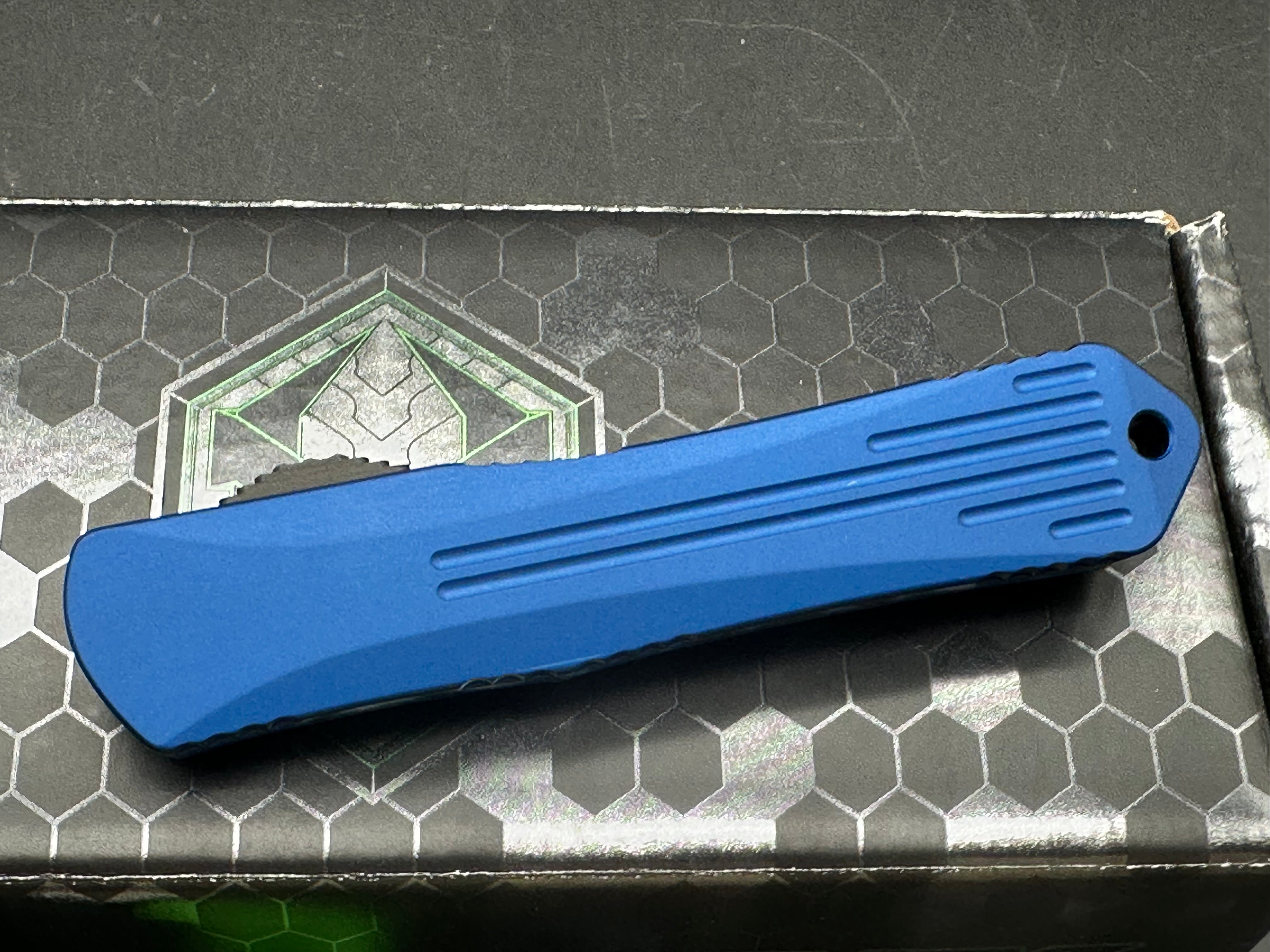 HERETIC MANTICORE-S OTF KNIFE- RECURVE EDGE- BLUE ANO/BLUE CAMO CARBON HANDLE- BLACK DLC BLADE H025-6A-BLU/CF