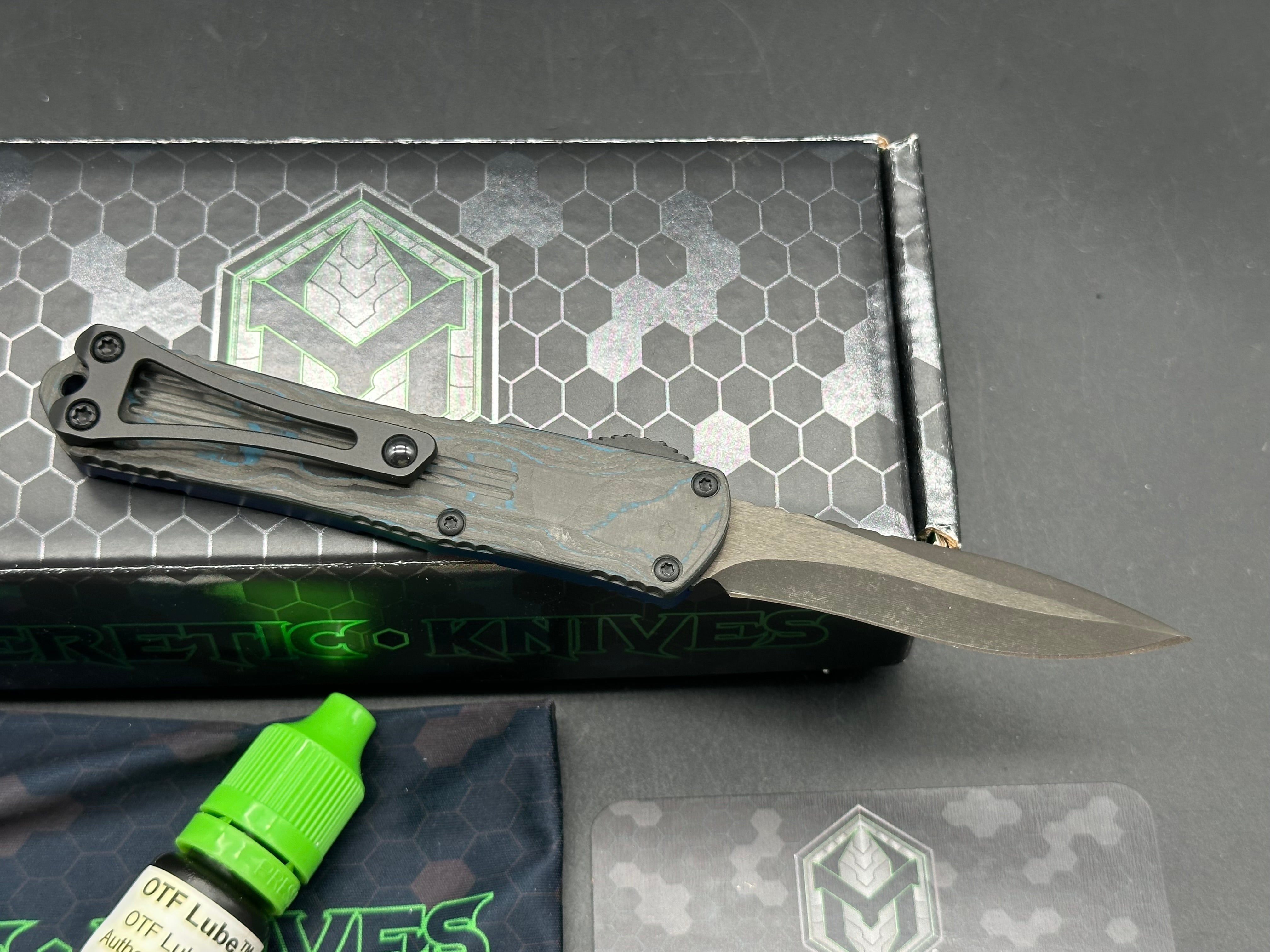 HERETIC MANTICORE-S OTF KNIFE- RECURVE EDGE- BLUE ANO/BLUE CAMO CARBON HANDLE- BLACK DLC BLADE H025-6A-BLU/CF