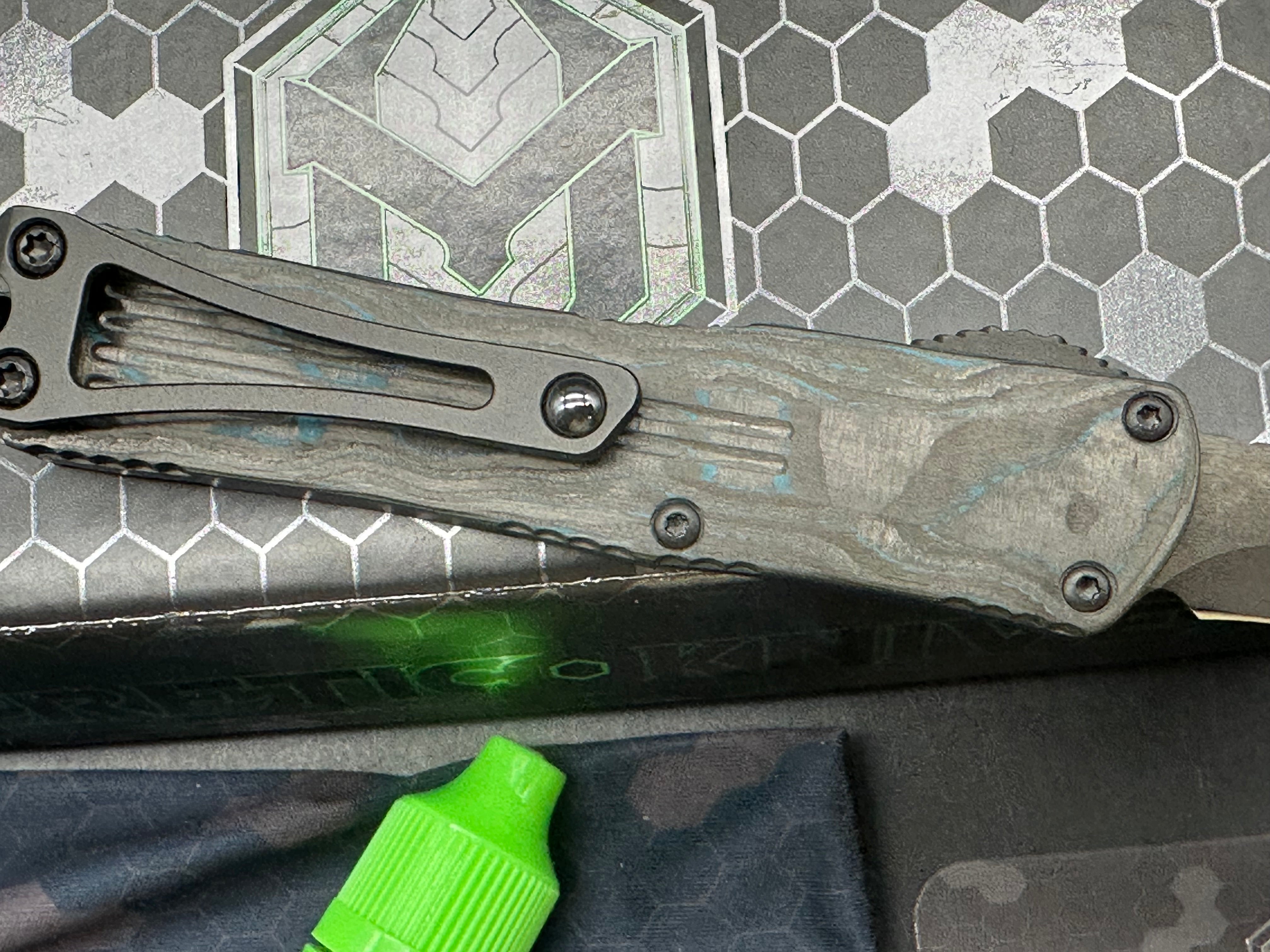 HERETIC MANTICORE-S OTF KNIFE- RECURVE EDGE- BLUE ANO/BLUE CAMO CARBON HANDLE- BLACK DLC BLADE H025-6A-BLU/CF