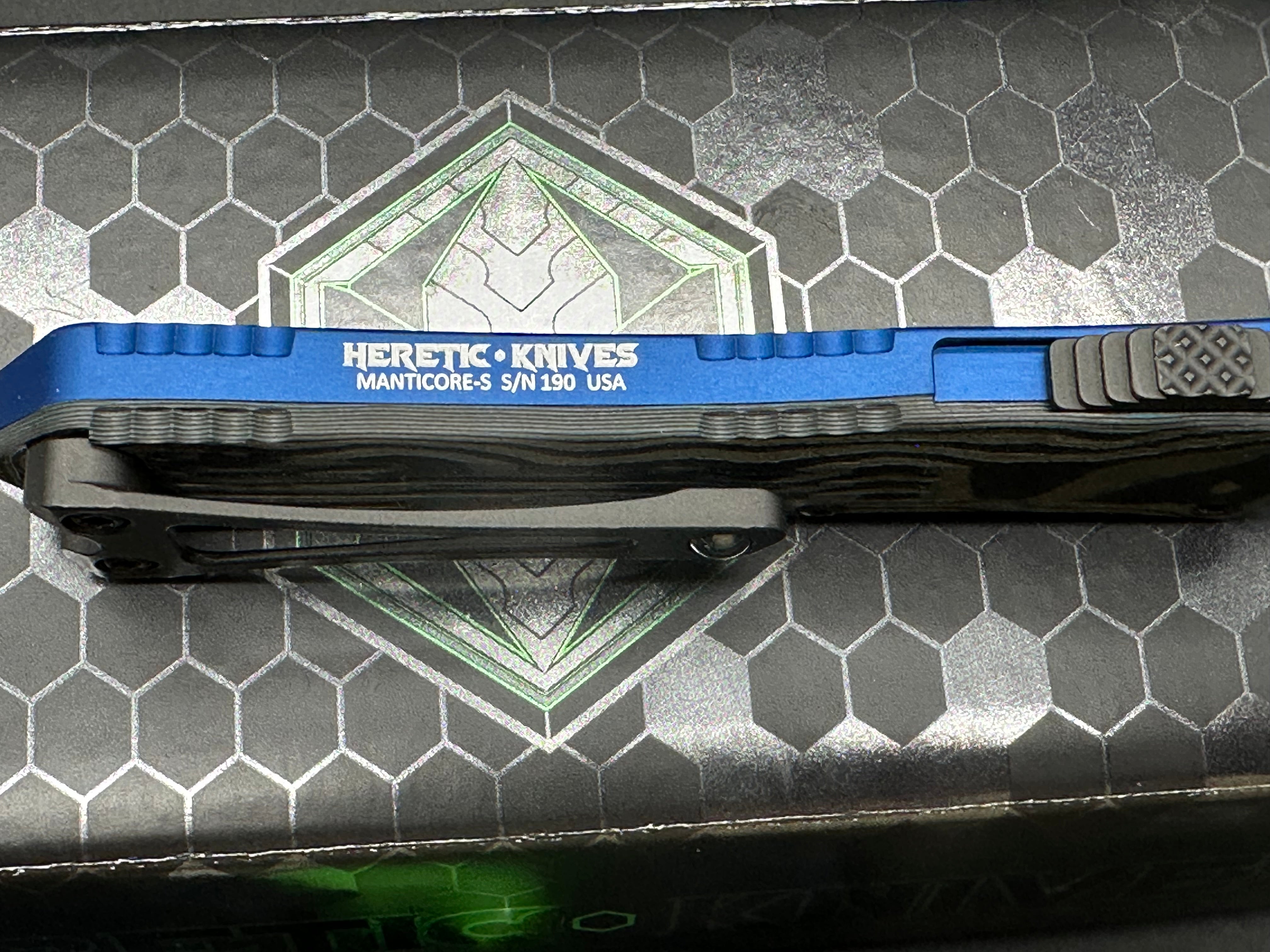 HERETIC MANTICORE-S OTF KNIFE- RECURVE EDGE- BLUE ANO/BLUE CAMO CARBON HANDLE- BLACK DLC BLADE H025-6A-BLU/CF