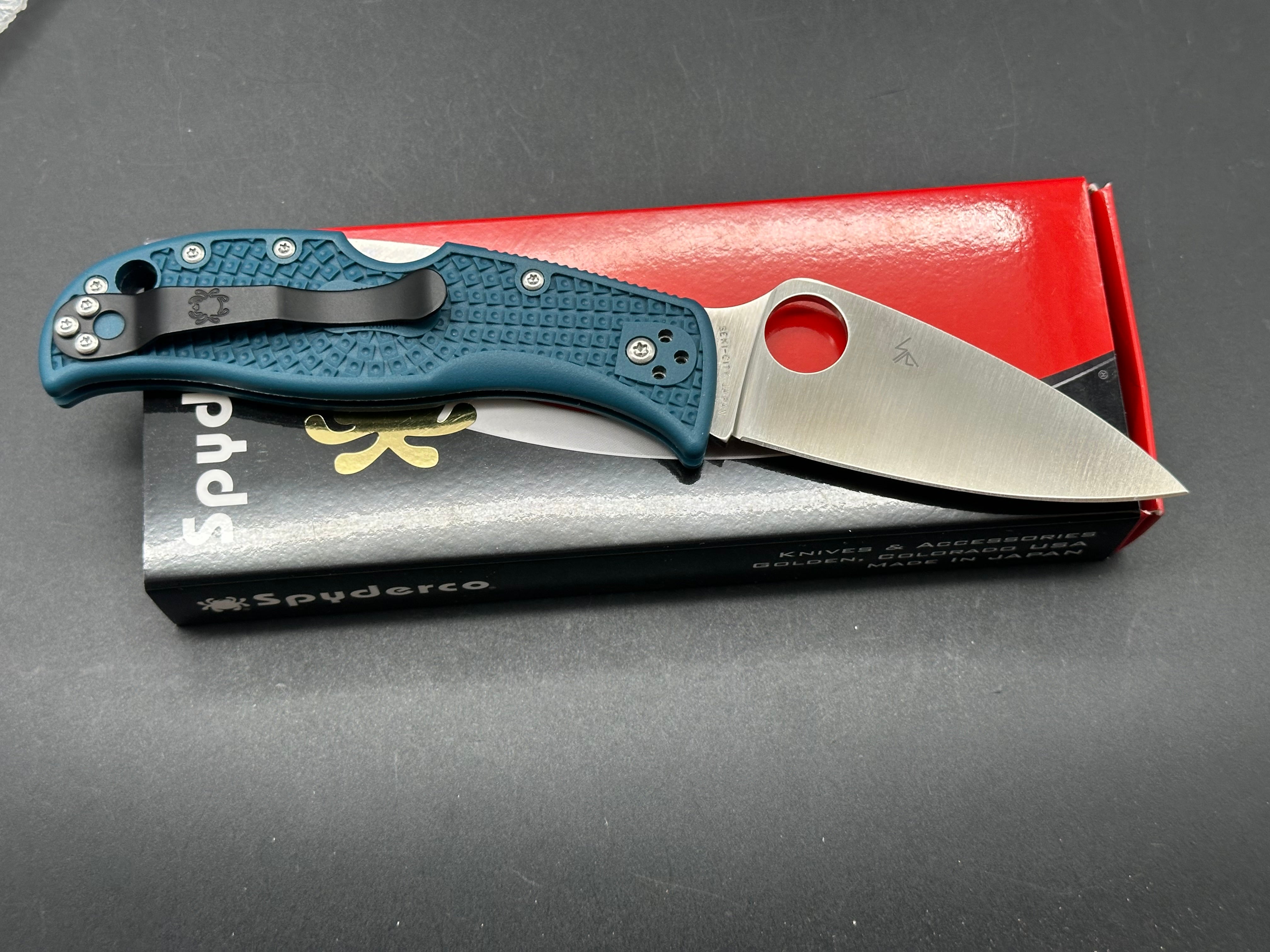 Spyderco LeafJumper Lightweight, 3.09" K390 Satin Blade with Blue FRN Handle