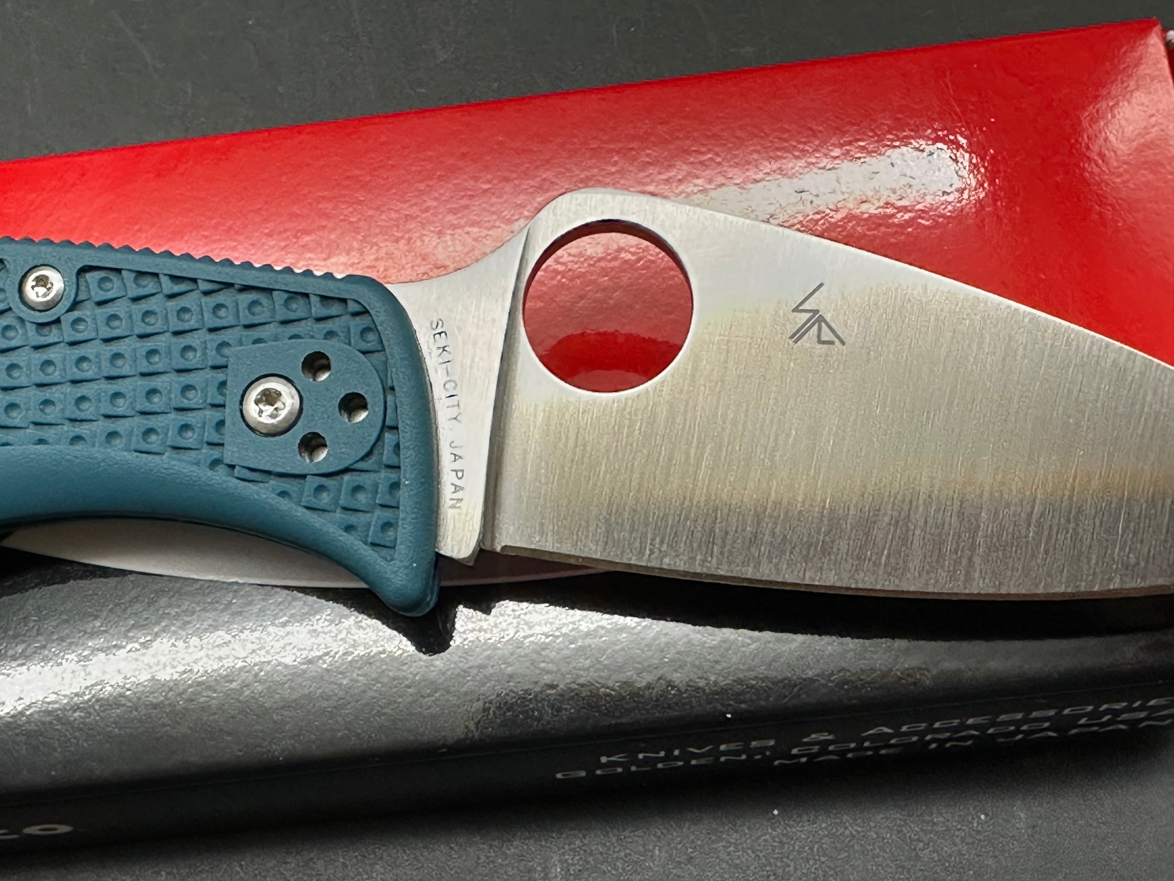 Spyderco LeafJumper Lightweight, 3.09" K390 Satin Blade with Blue FRN Handle