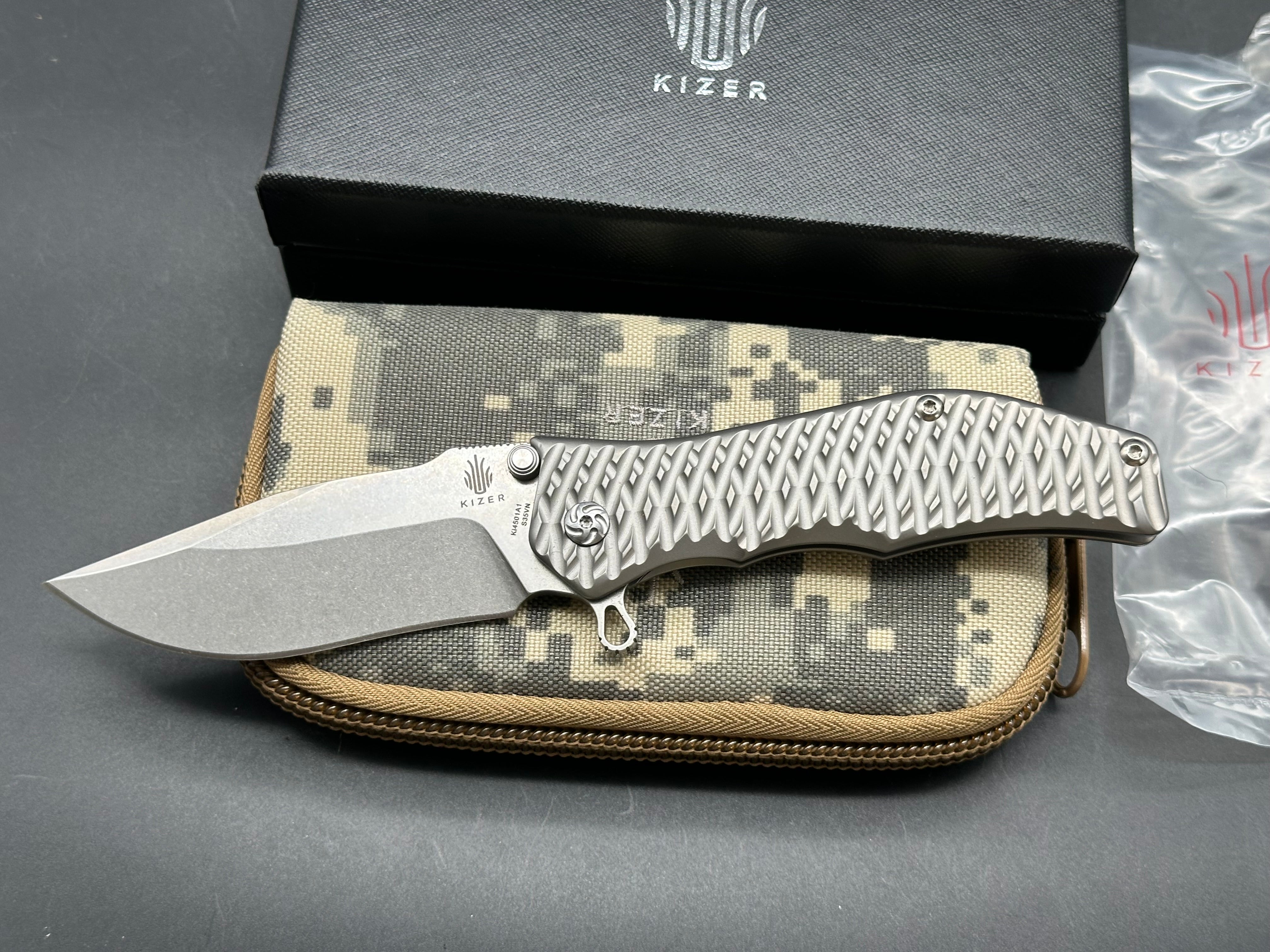 Kizer Gunhammer: Designed by Darrel Ralph after his custom Gunhammer. 3.5 inch CPM-S35VN bowie blade