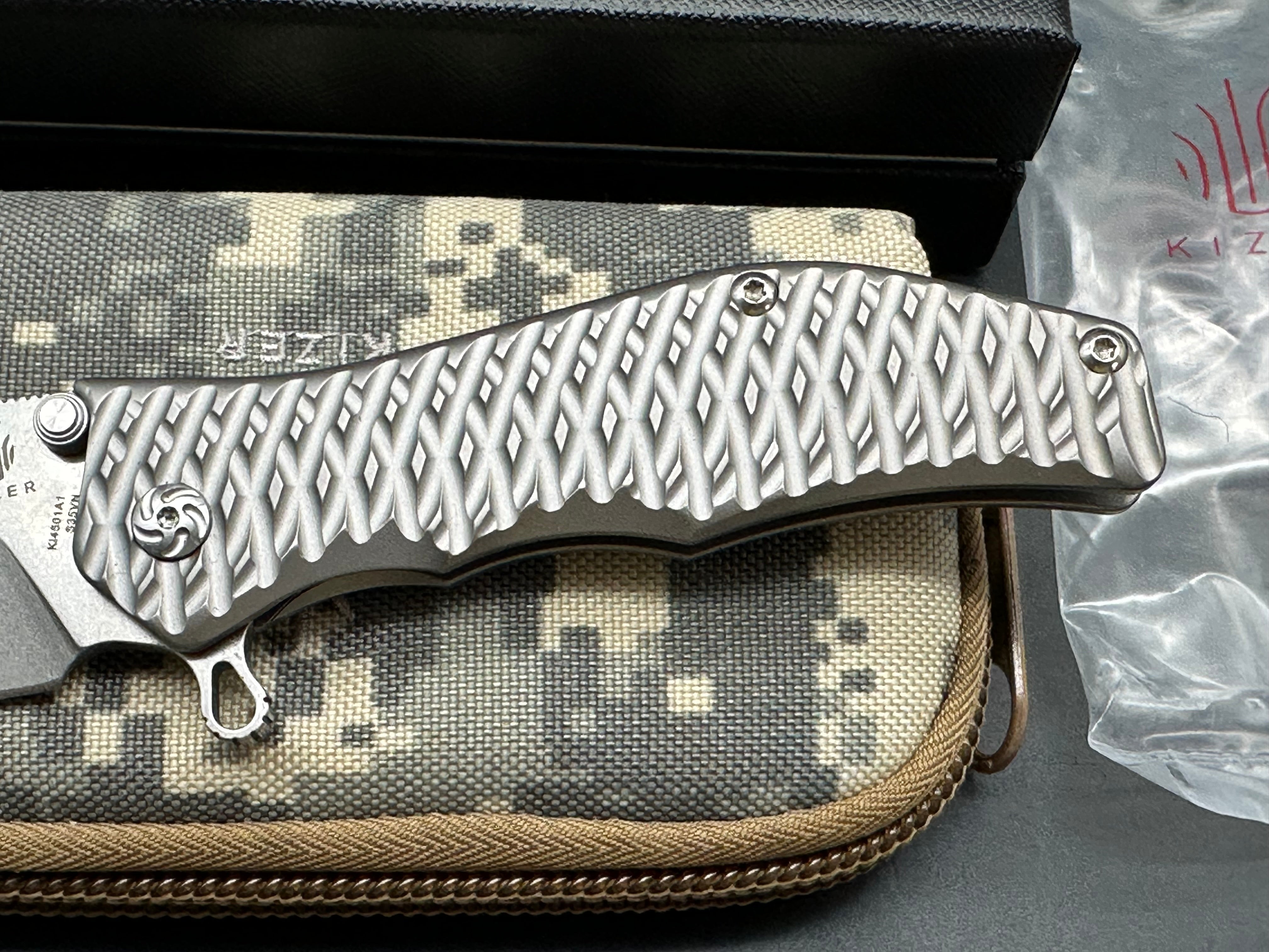 Kizer Gunhammer: Designed by Darrel Ralph after his custom Gunhammer. 3.5 inch CPM-S35VN bowie blade