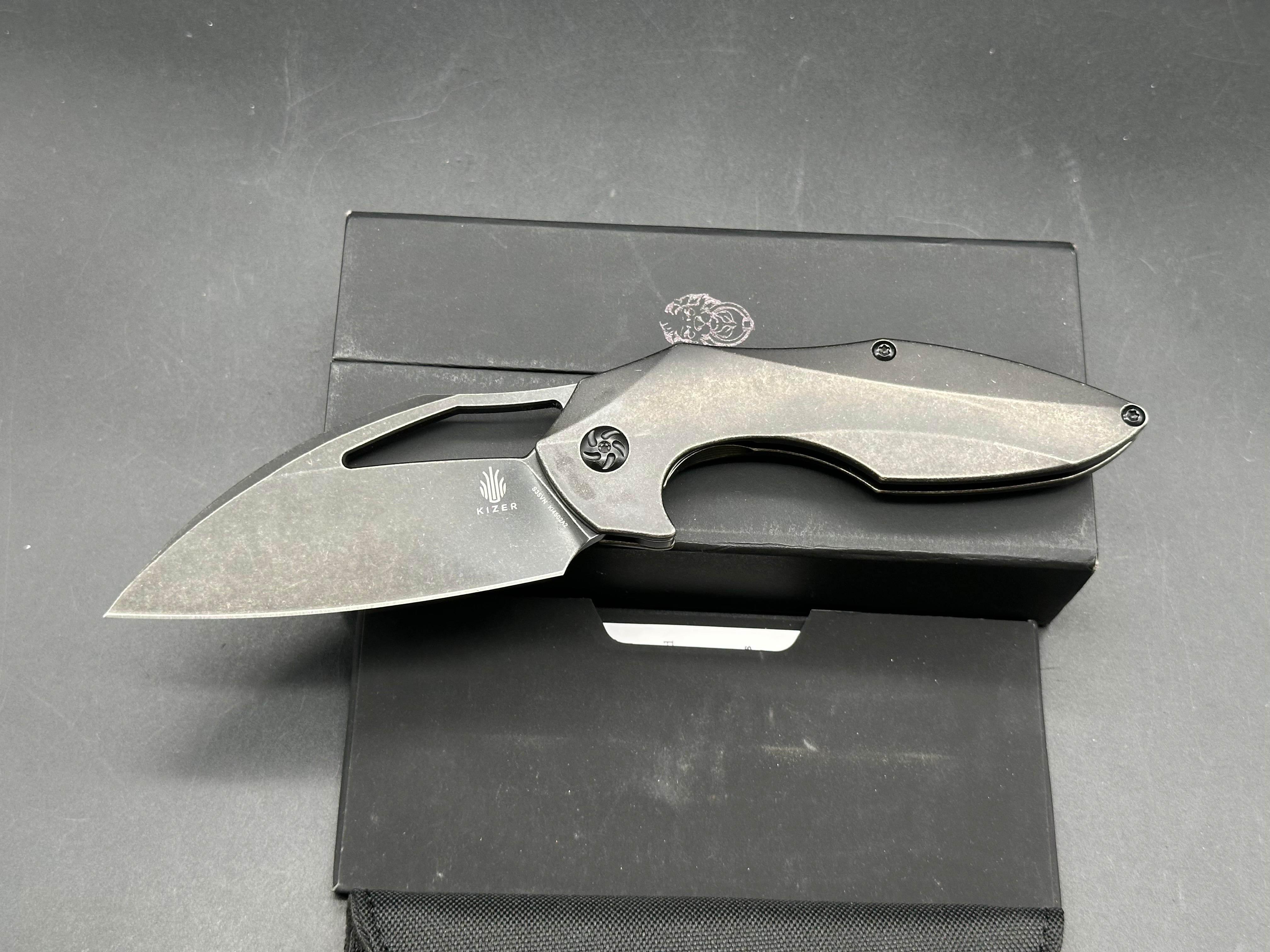 KIZER - MEGATHERIUM - TITANIUM BLACK STONEWASH - FRAME LOCK