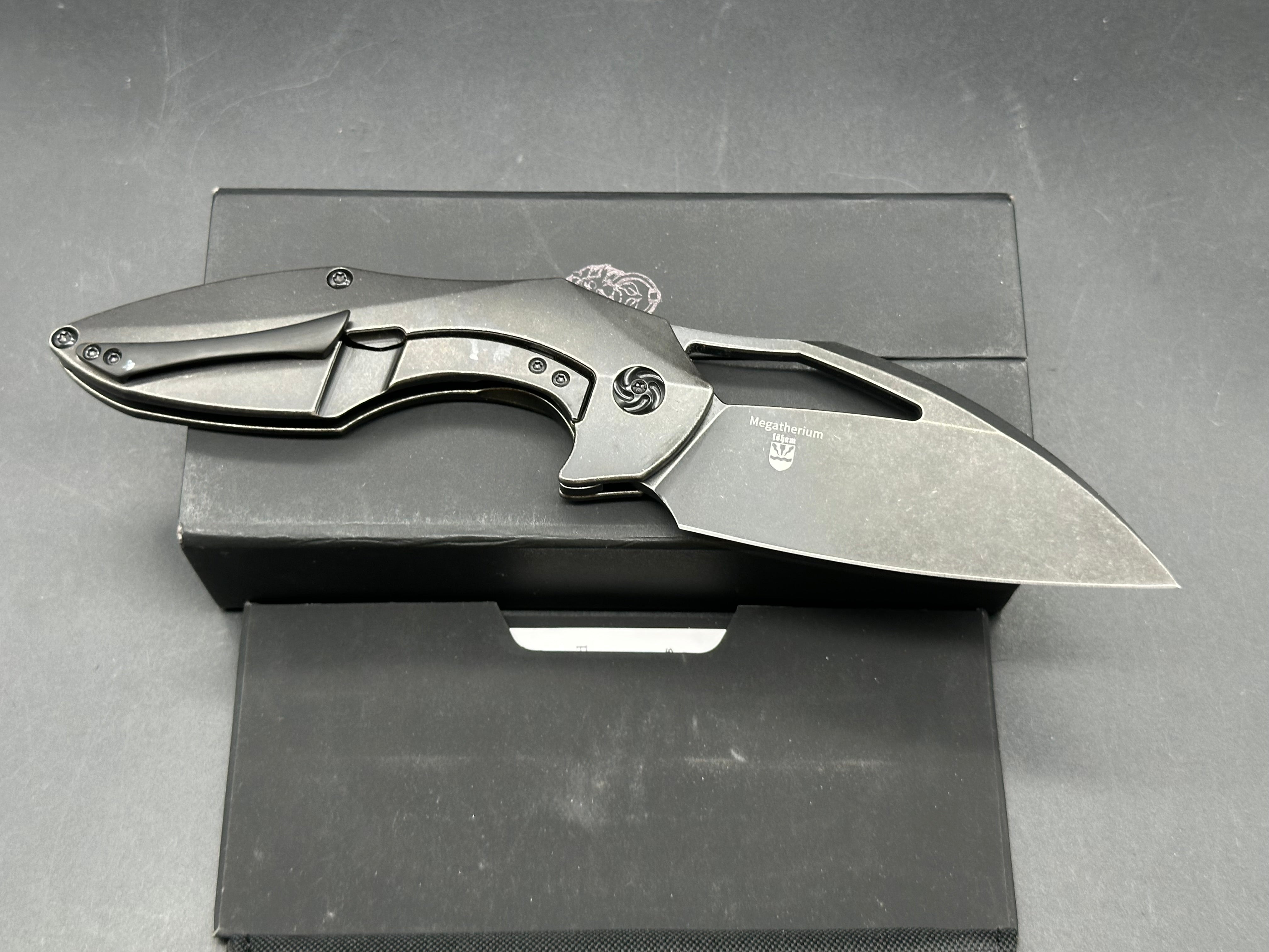 KIZER - MEGATHERIUM - TITANIUM BLACK STONEWASH - FRAME LOCK