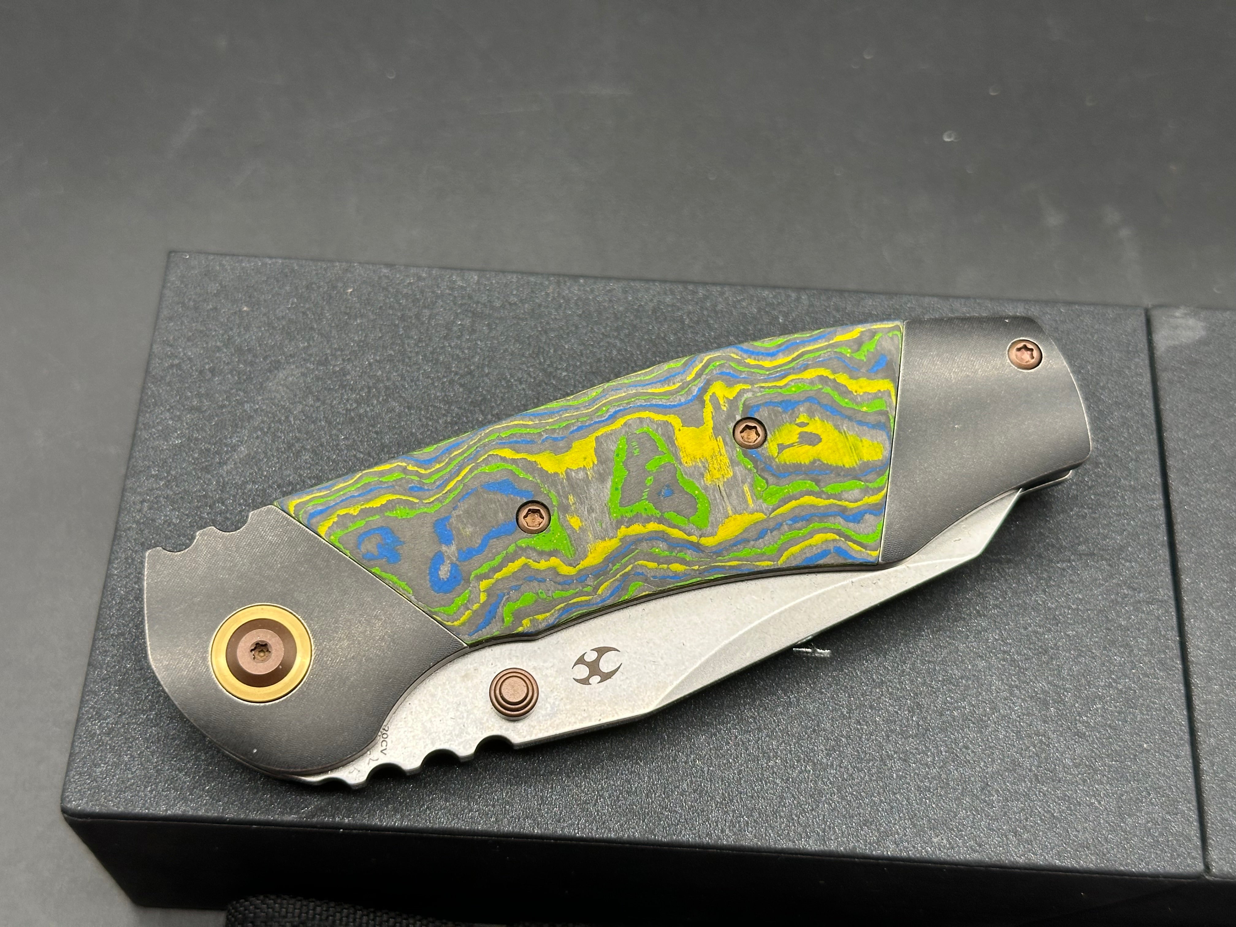 KANSEPT CAVEMAN BLACKWASH TITANIUM/GECKO CAMOCARBON HANDLE 20CV PLAIN EDGE