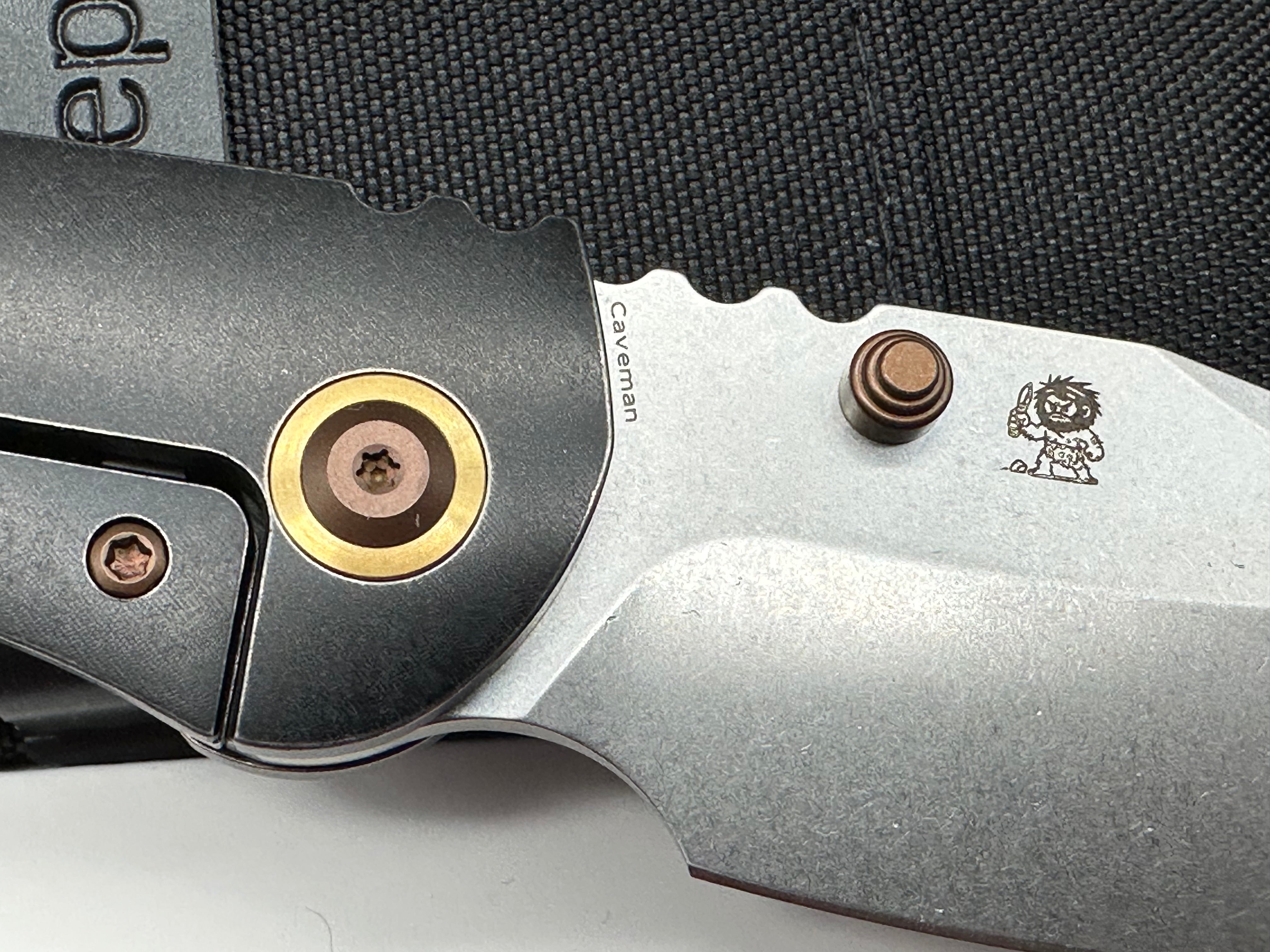 KANSEPT CAVEMAN BLACKWASH TITANIUM/GECKO CAMOCARBON HANDLE 20CV PLAIN EDGE