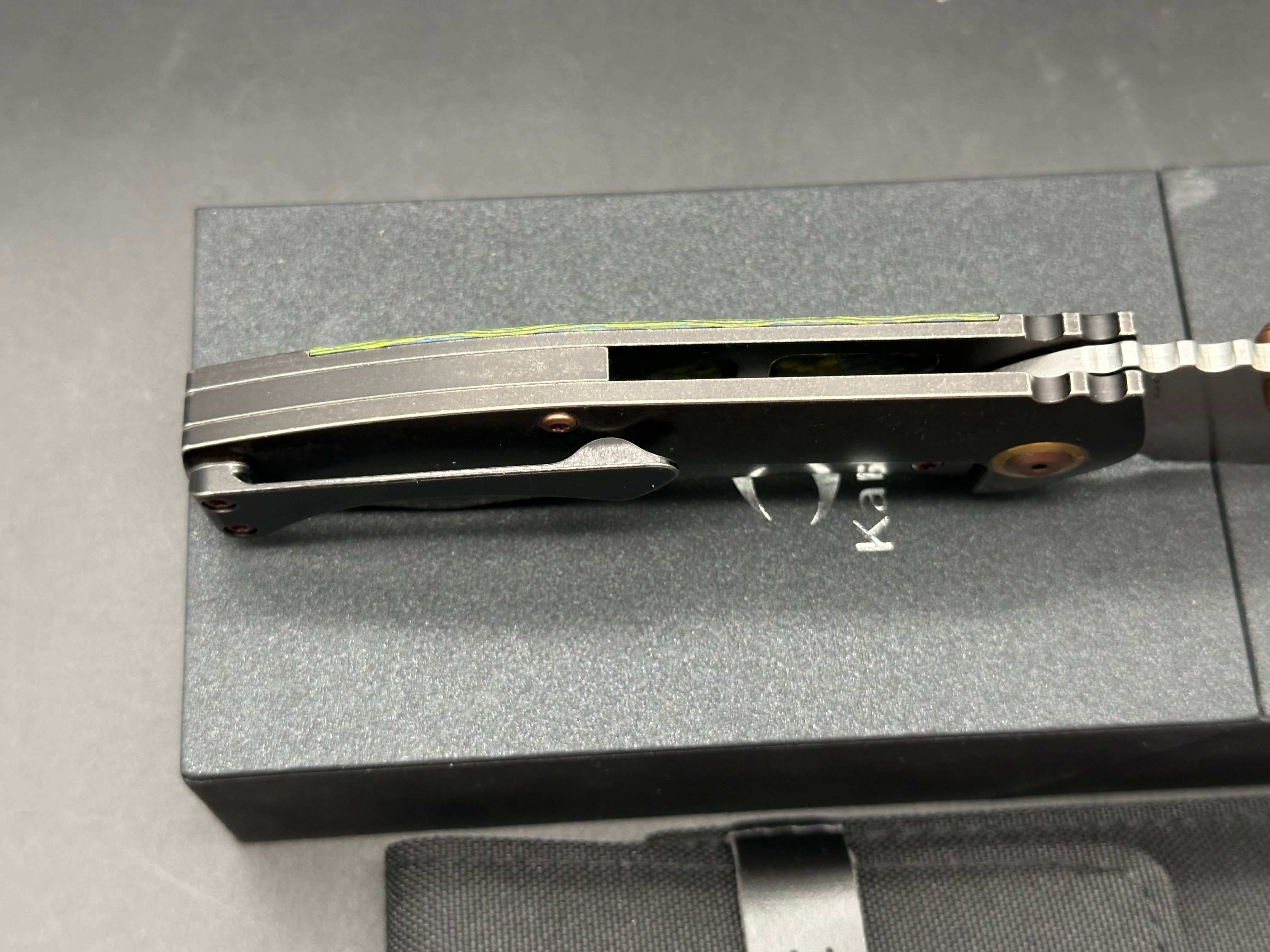 KANSEPT CAVEMAN BLACKWASH TITANIUM/GECKO CAMOCARBON HANDLE 20CV PLAIN EDGE