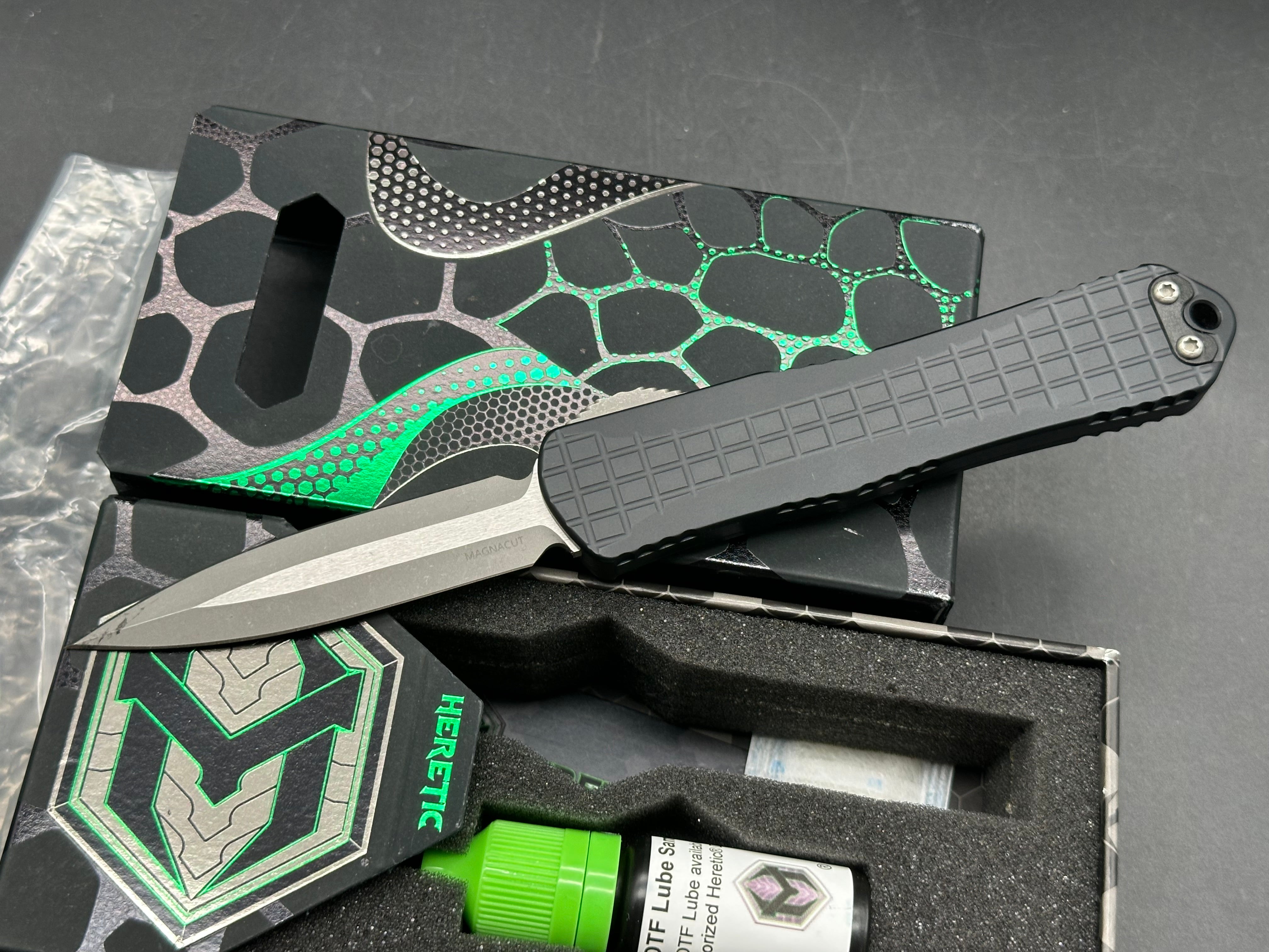 Heretic Knives Manticore E double edge/ battle worn / grenade grip