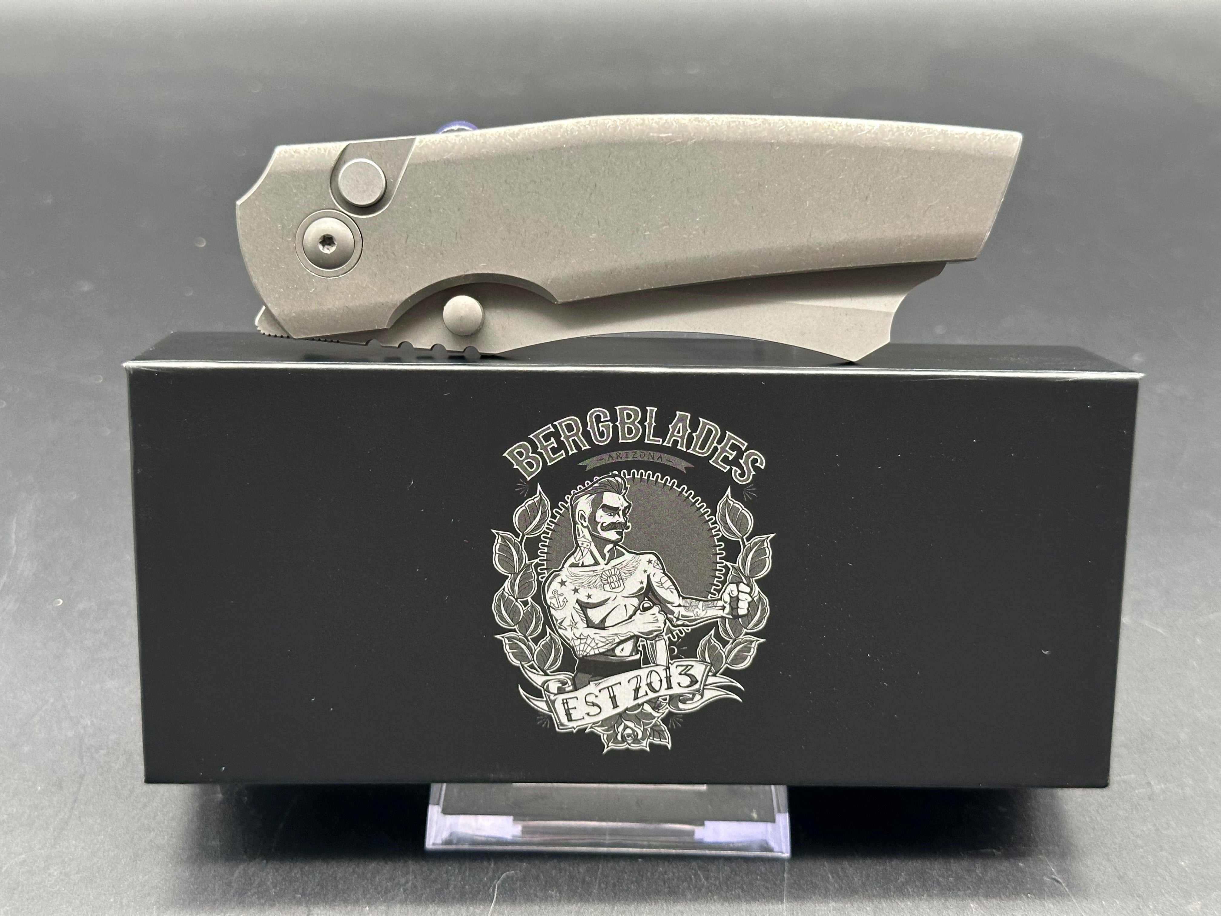Berg Button Lock Barber Handel Ti Dark Stonewashed Blade: M390/Dark Stonewashed