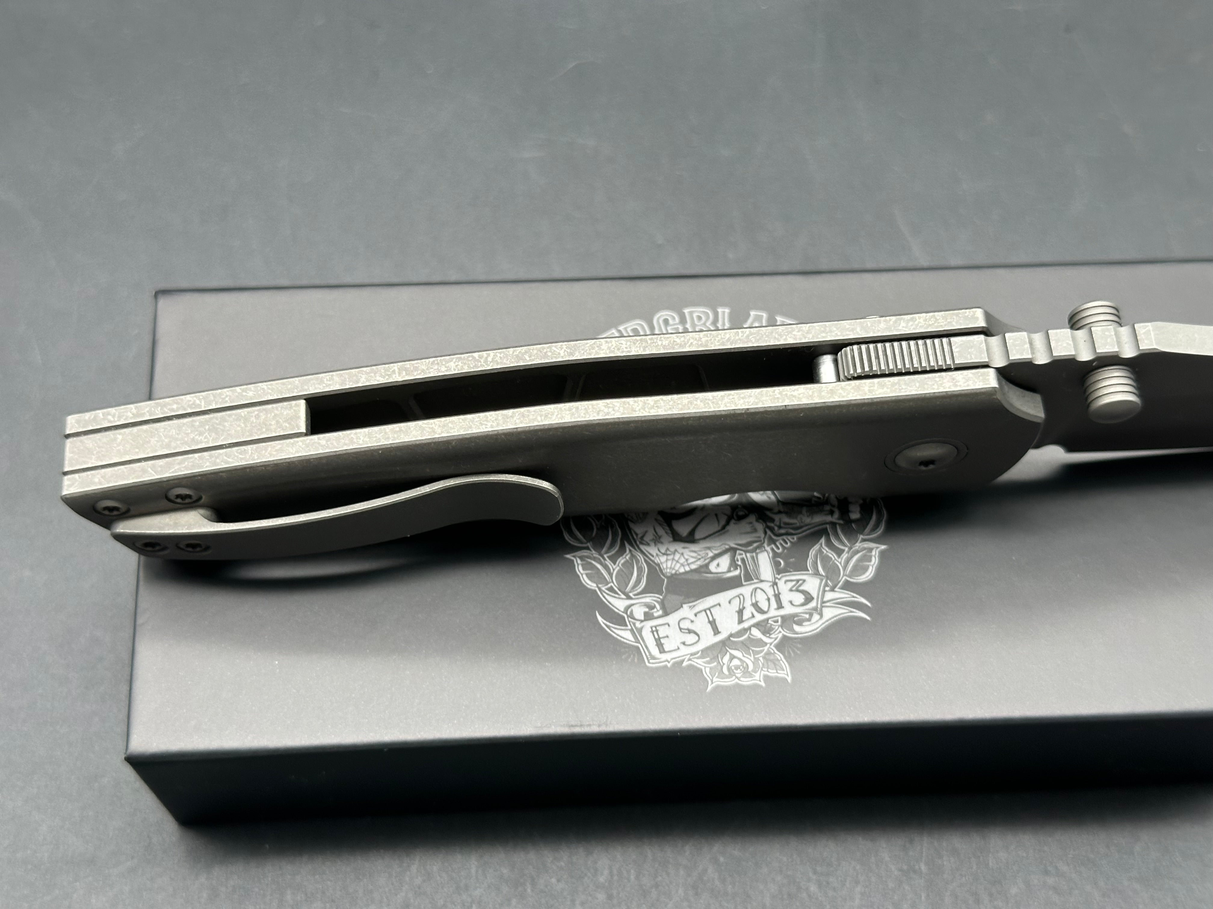 Berg Button Lock Barber Handel Ti Dark Stonewashed Blade: M390/Dark Stonewashed