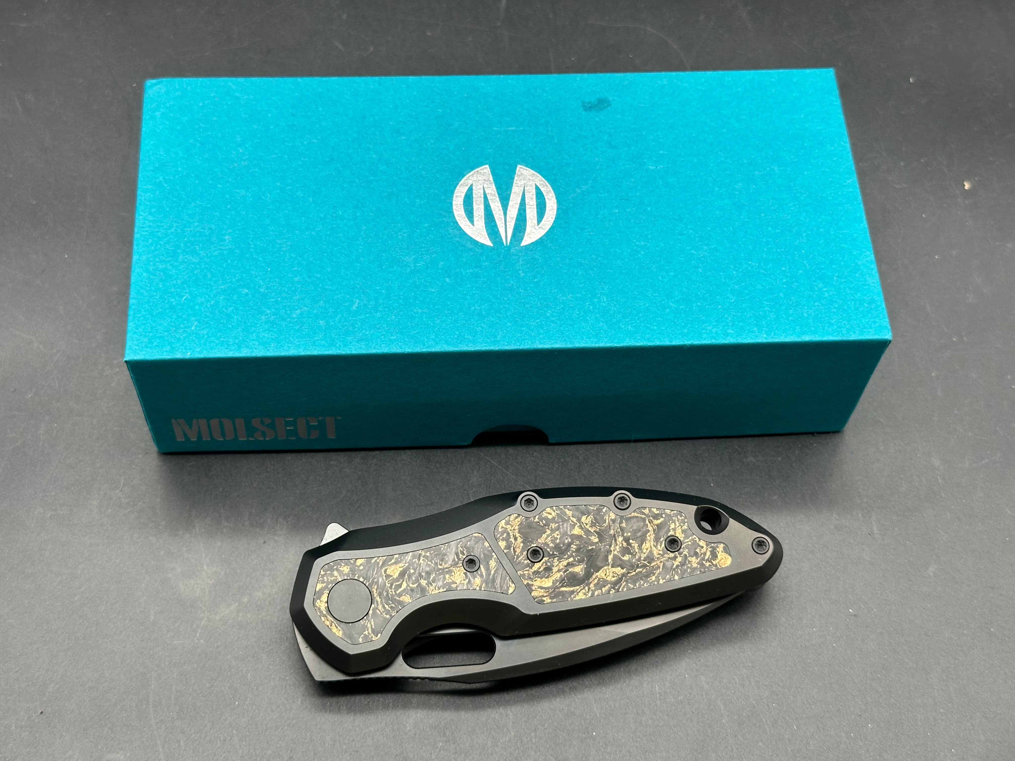 Molsect MANTLE - DLC CPM-S35VN STEEL FRAME LOCK POCKET KNIFE M1183DC - DLC TITANIUM+DARK MATTER GOLD CARBON FIBER