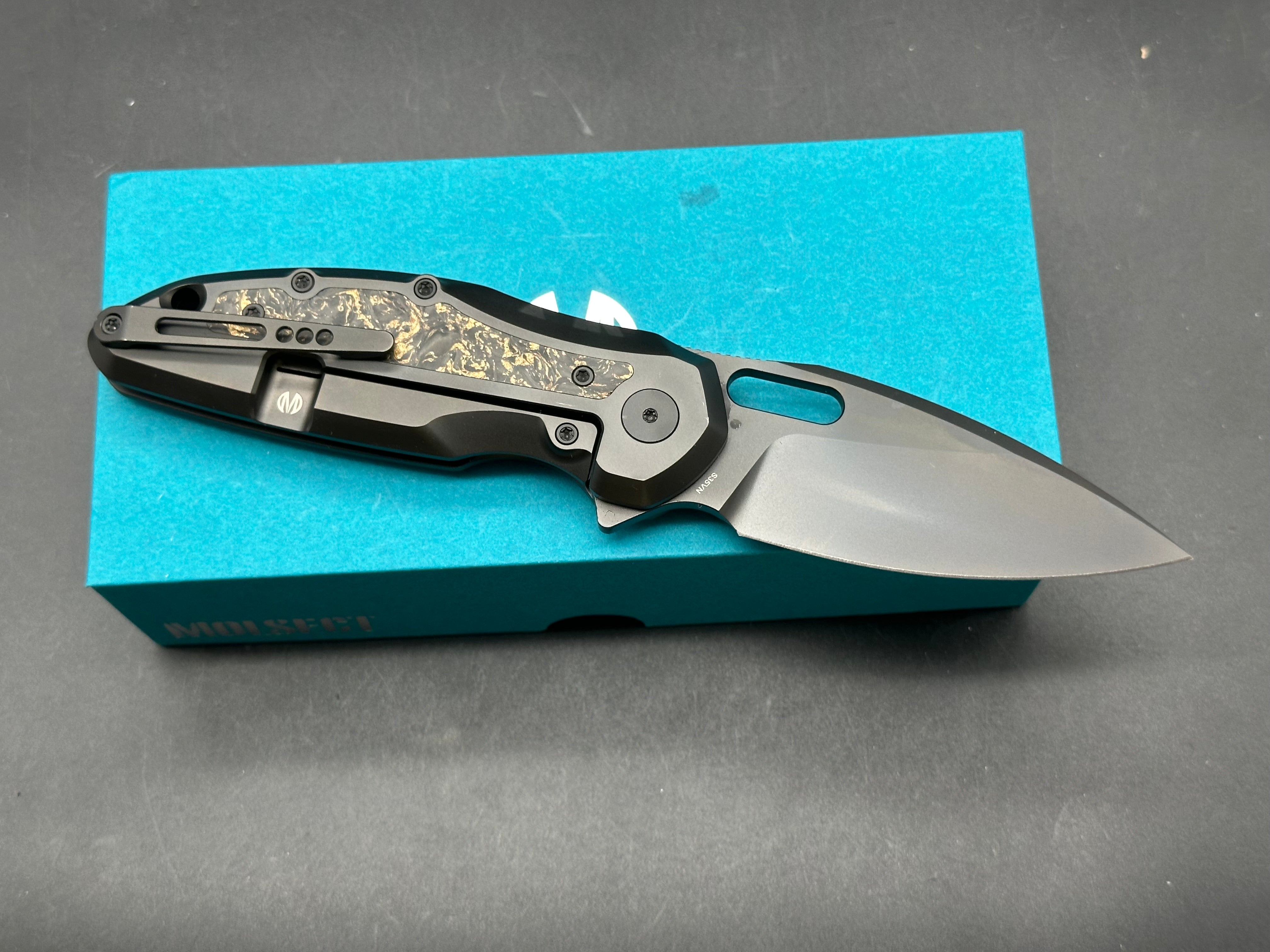 Molsect MANTLE - DLC CPM-S35VN STEEL FRAME LOCK POCKET KNIFE M1183DC - DLC TITANIUM+DARK MATTER GOLD CARBON FIBER