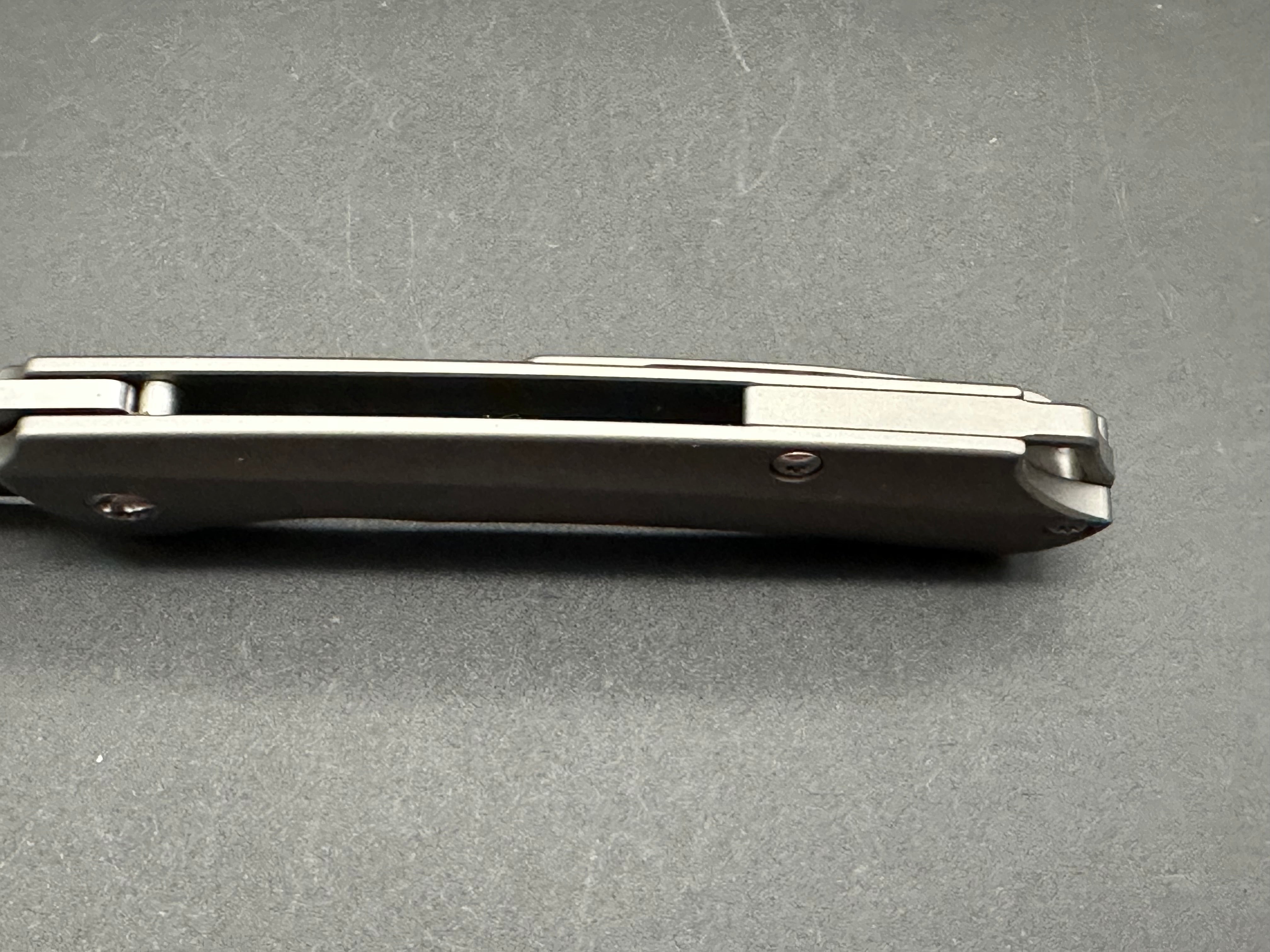 Kizer Hennicke T1 S35VN Stonewash, TI handle me