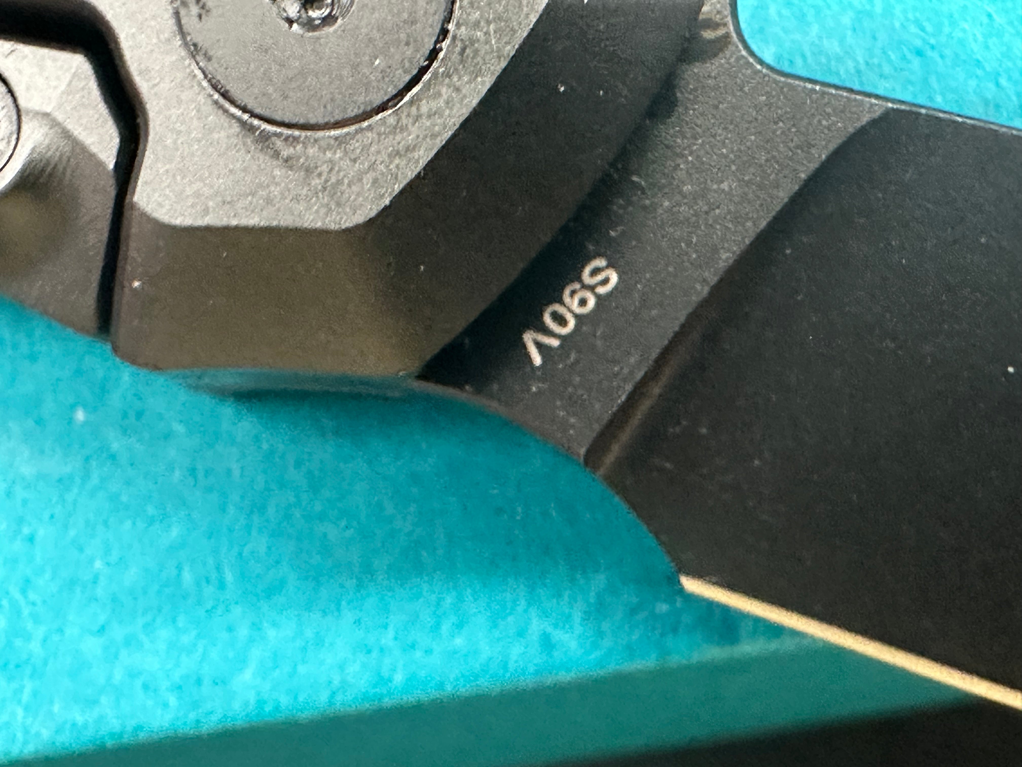 Molsect 808ATTACK - DLC CPM-S90V STEEL FRAME LOCK POCKET KNIFE MUC808AD - DLC TITANIUM+DARK MATTER GOLD CARBON FIBER