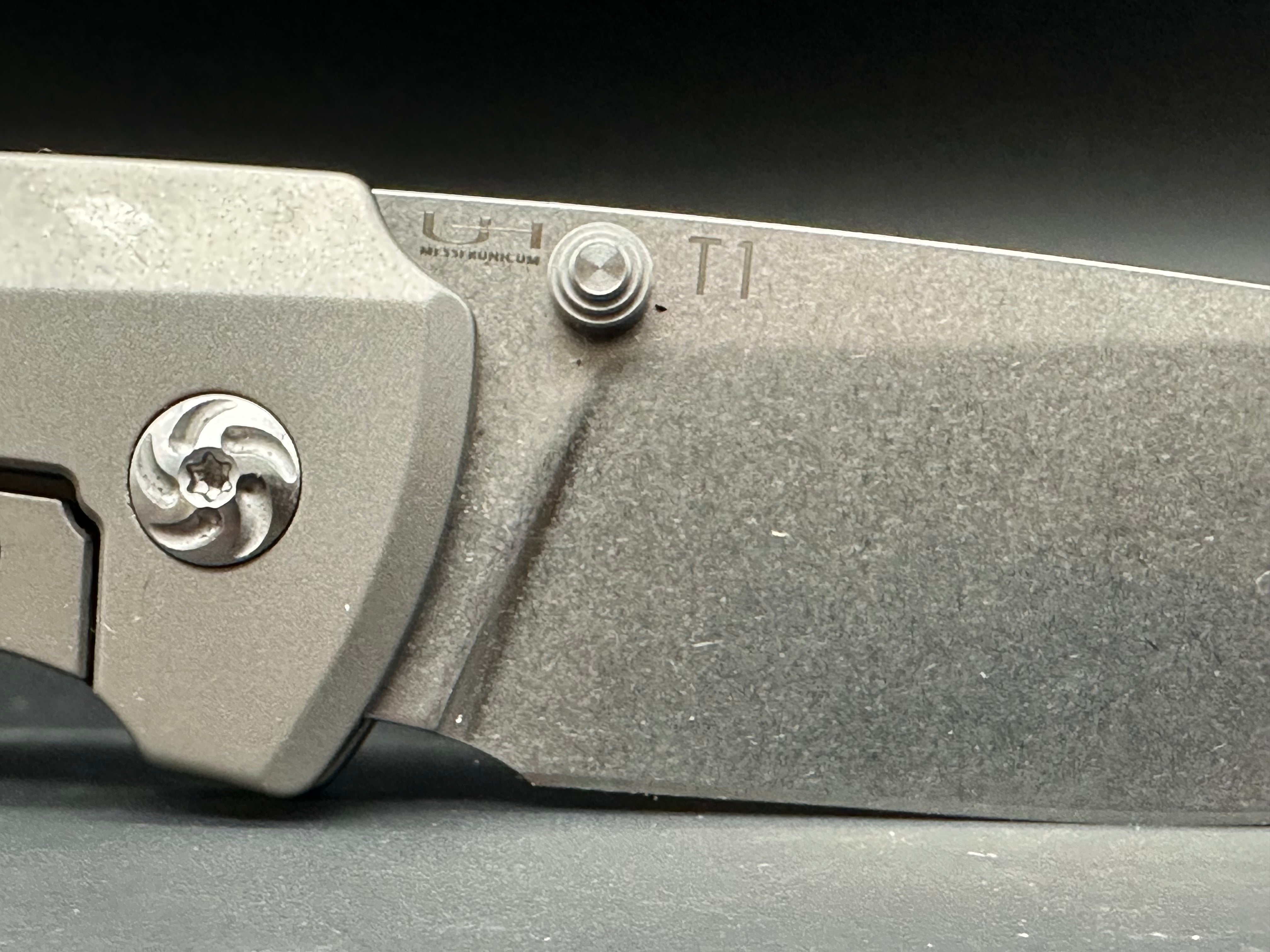 Kizer Hennicke T1 S35VN Stonewash, TI handle me