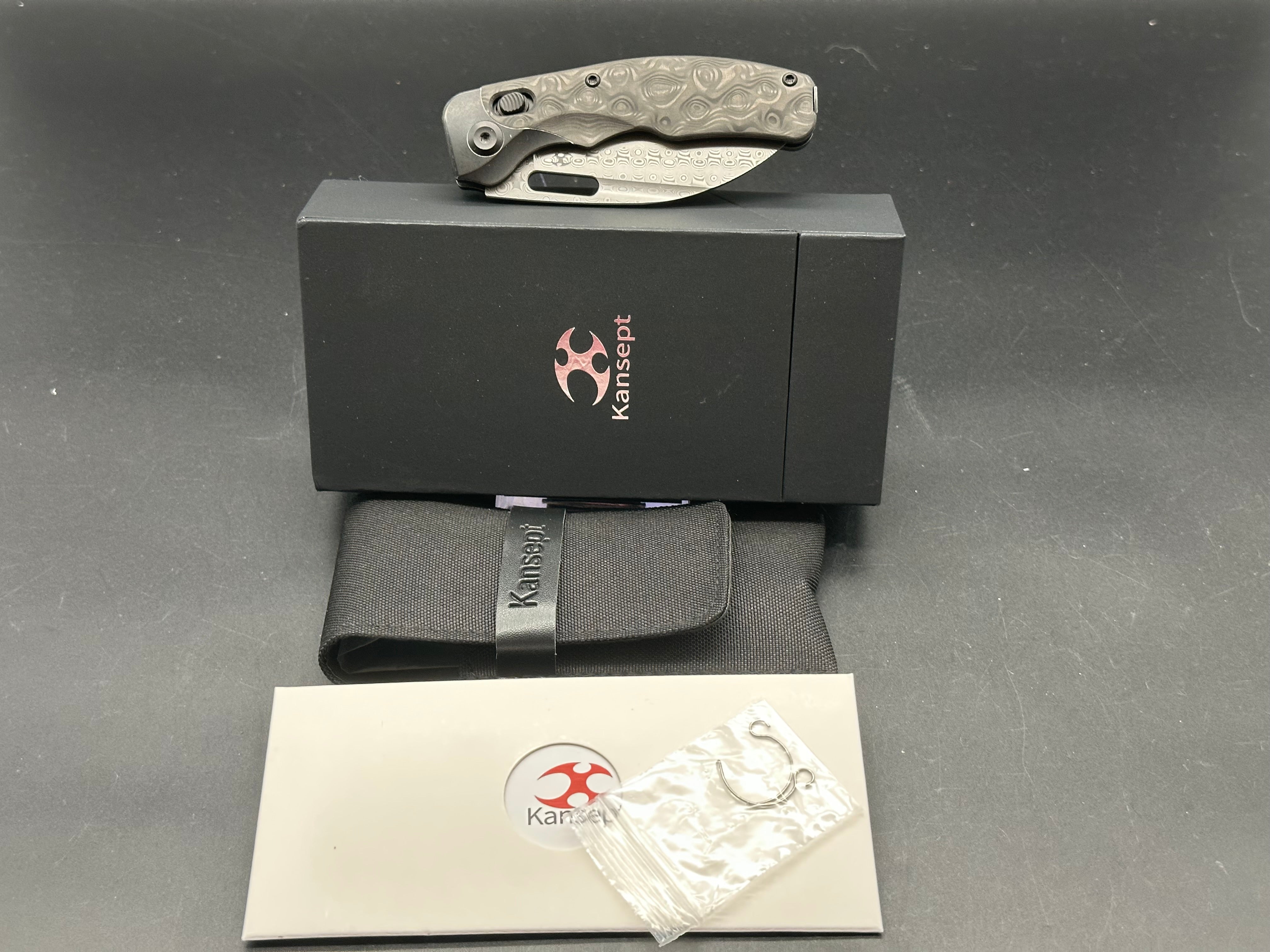 KANSEPT VIVID BLACKWASH TITANIUM/ROSE CARBON FIBER HANDLE DAMASCUS PLAIN EDGE