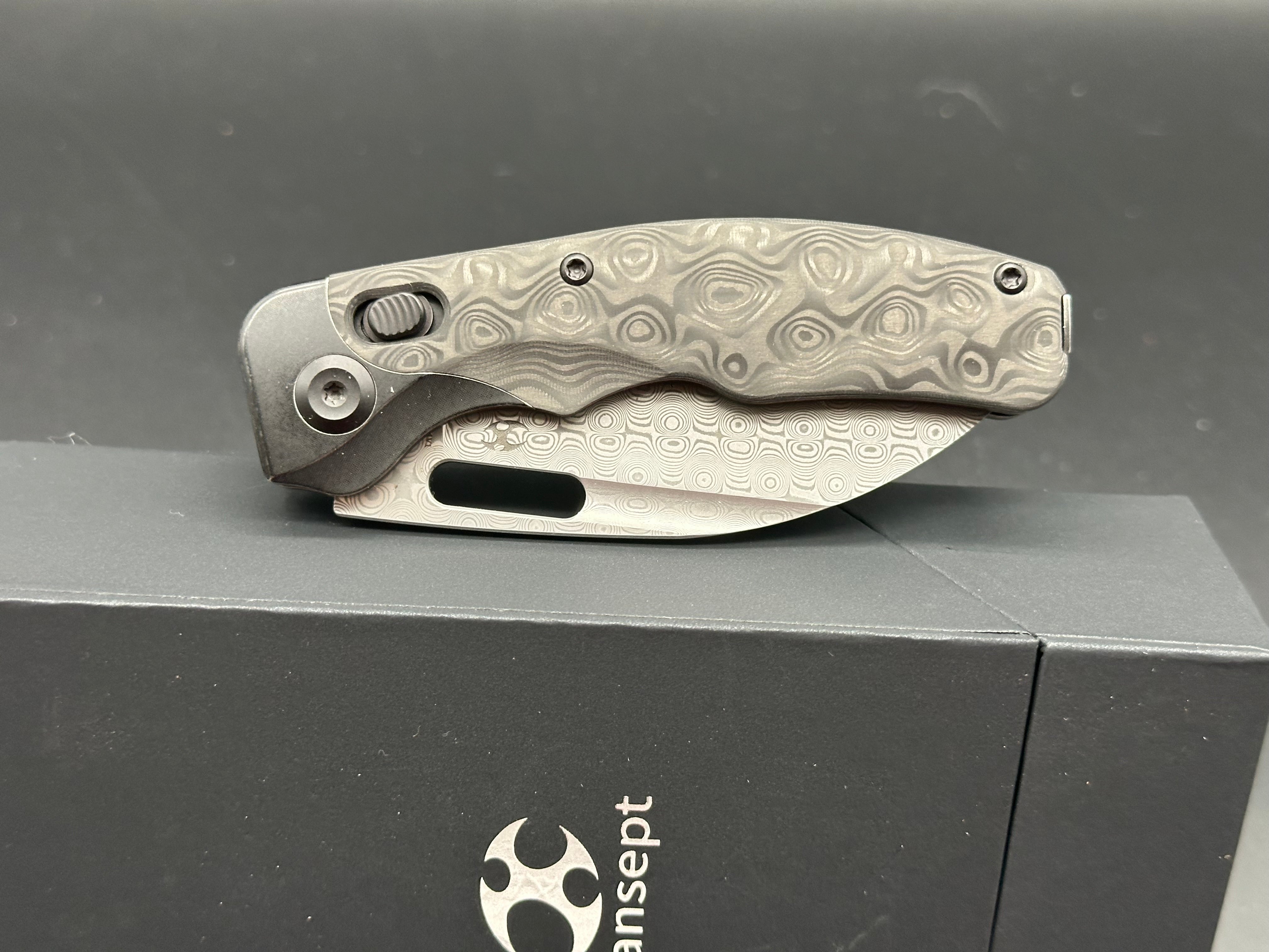 KANSEPT VIVID BLACKWASH TITANIUM/ROSE CARBON FIBER HANDLE DAMASCUS PLAIN EDGE