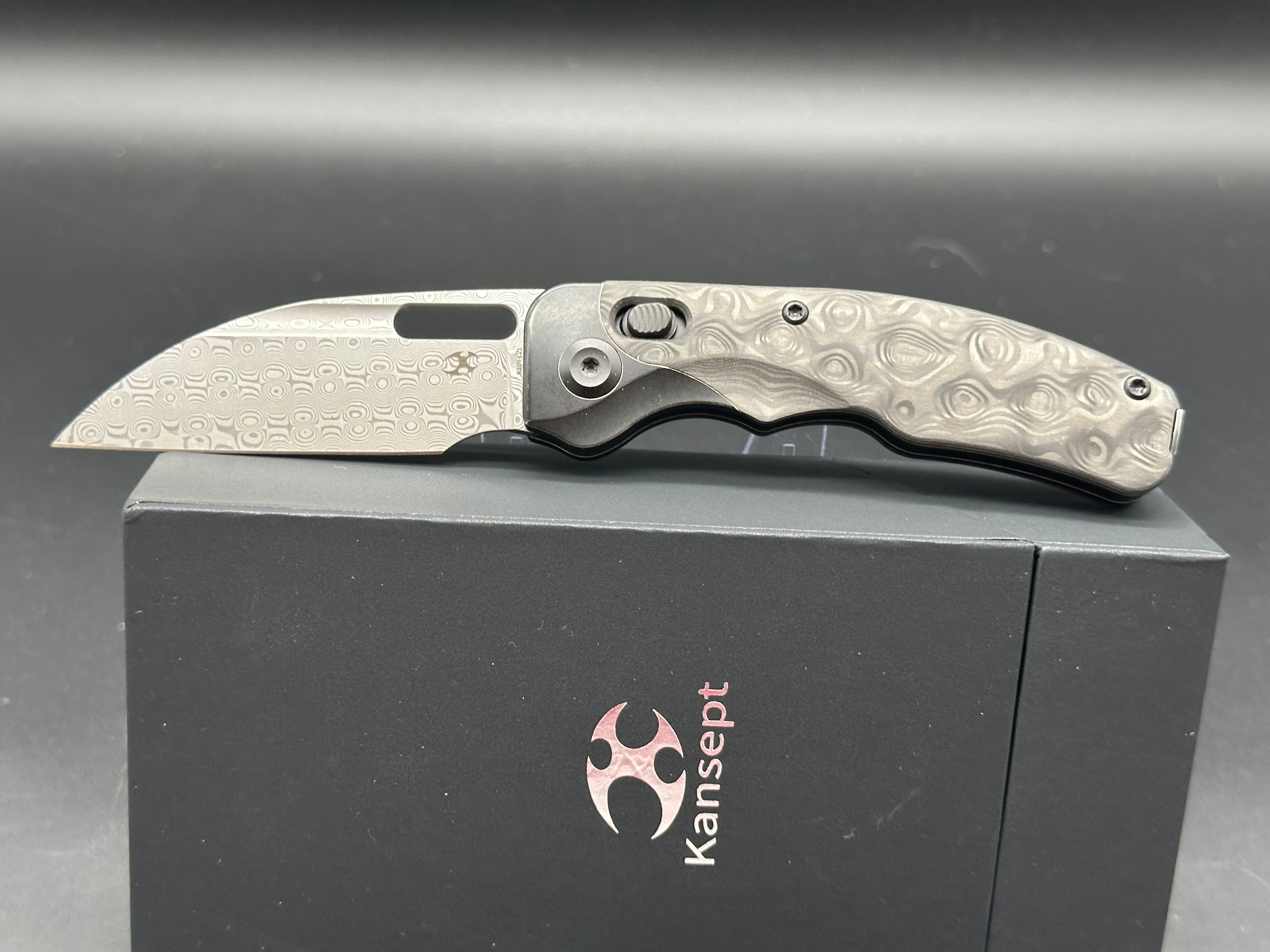 KANSEPT VIVID BLACKWASH TITANIUM/ROSE CARBON FIBER HANDLE DAMASCUS PLAIN EDGE