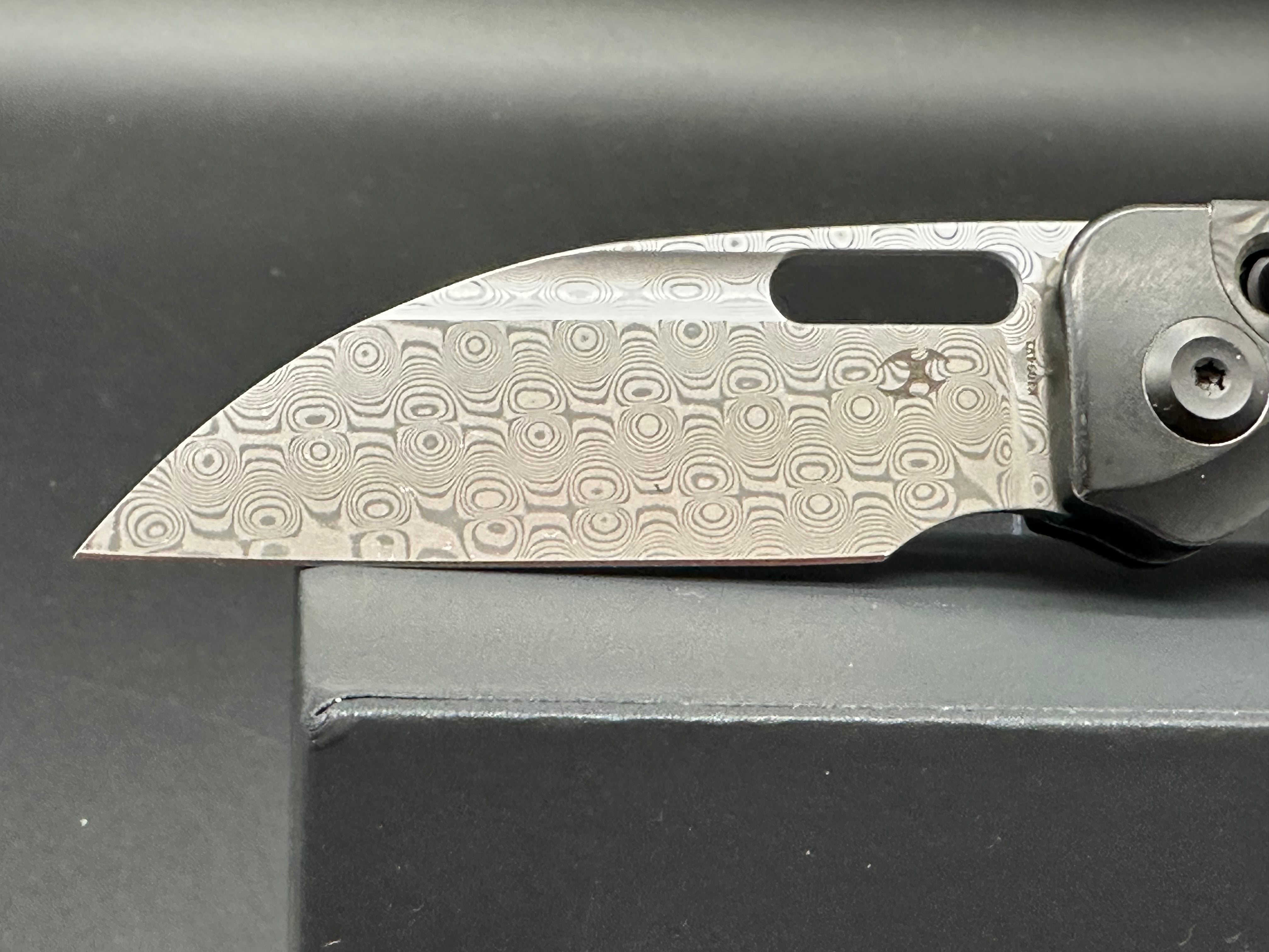 KANSEPT VIVID BLACKWASH TITANIUM/ROSE CARBON FIBER HANDLE DAMASCUS PLAIN EDGE