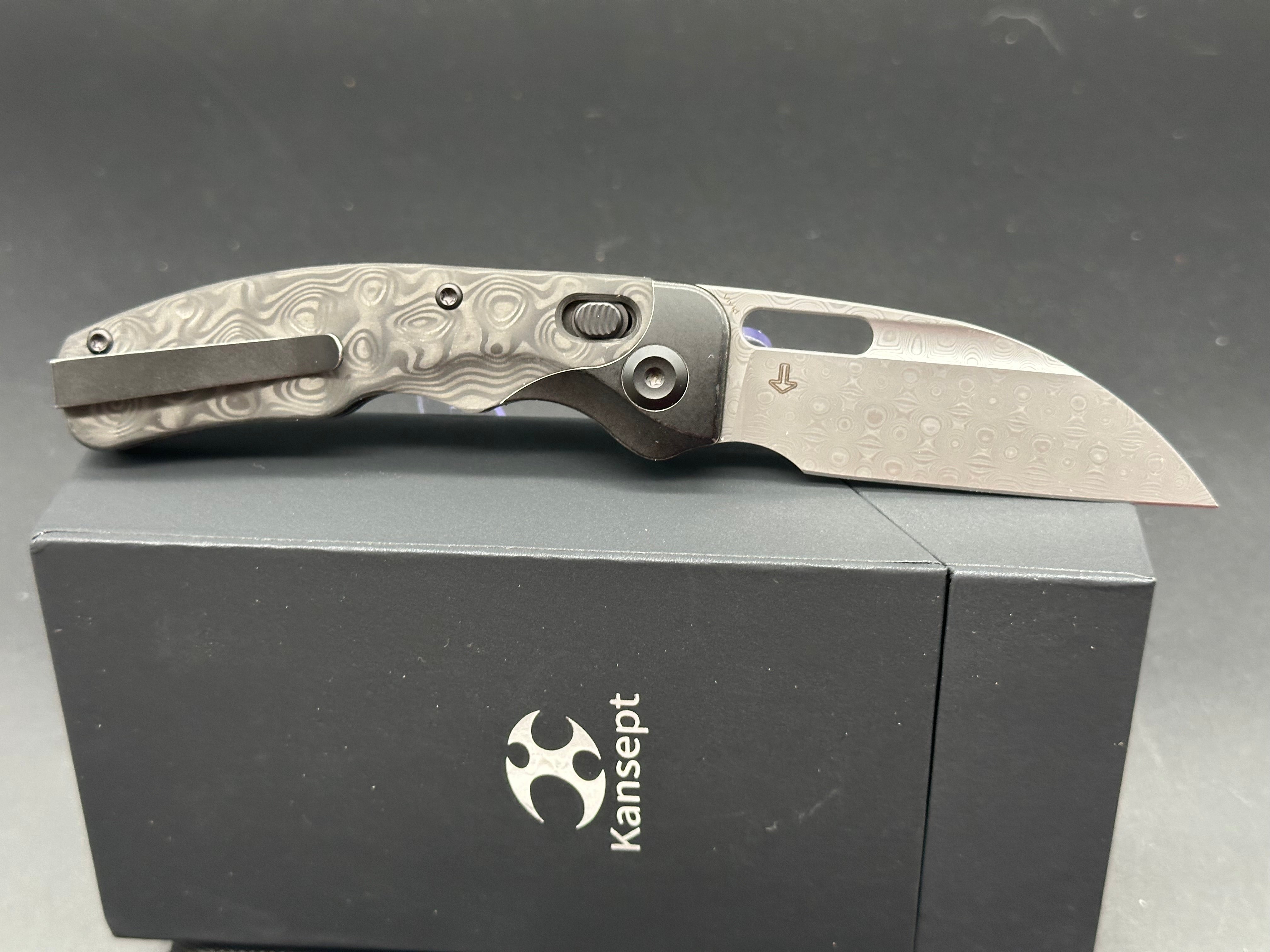 KANSEPT VIVID BLACKWASH TITANIUM/ROSE CARBON FIBER HANDLE DAMASCUS PLAIN EDGE