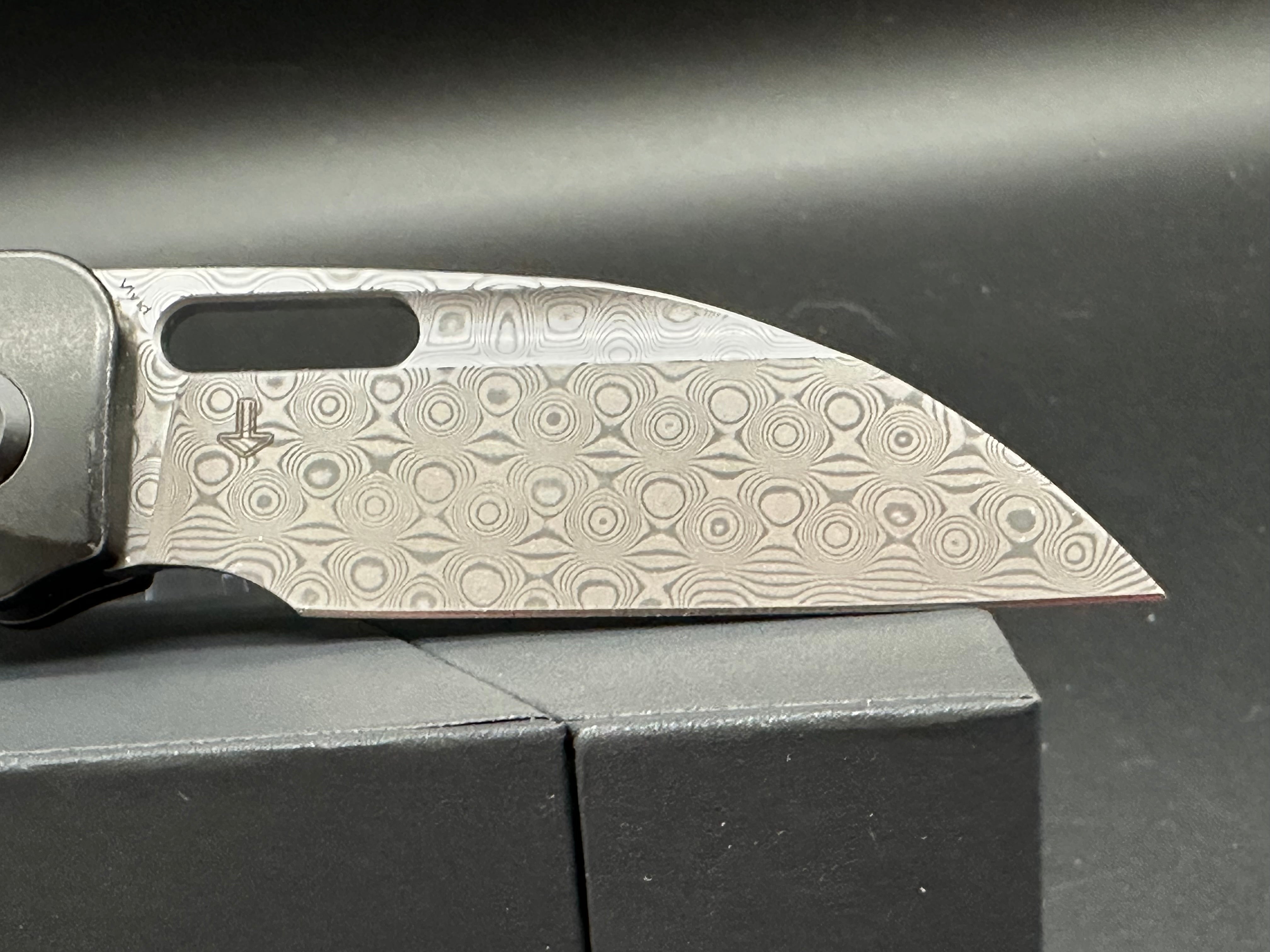 KANSEPT VIVID BLACKWASH TITANIUM/ROSE CARBON FIBER HANDLE DAMASCUS PLAIN EDGE